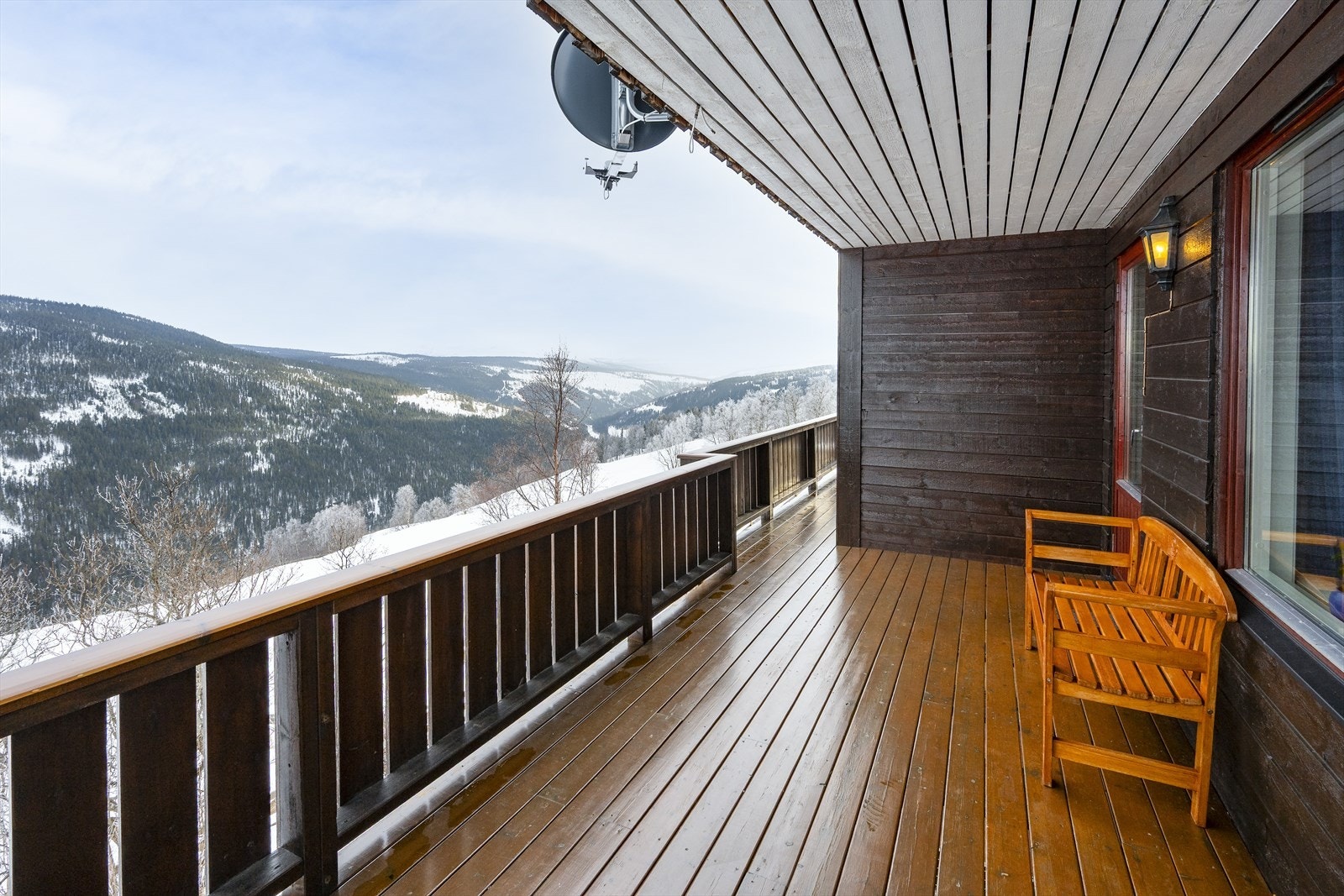 Fra stua er det utgang til dels overbygd veranda på ca 42 kvm. Galleribilde