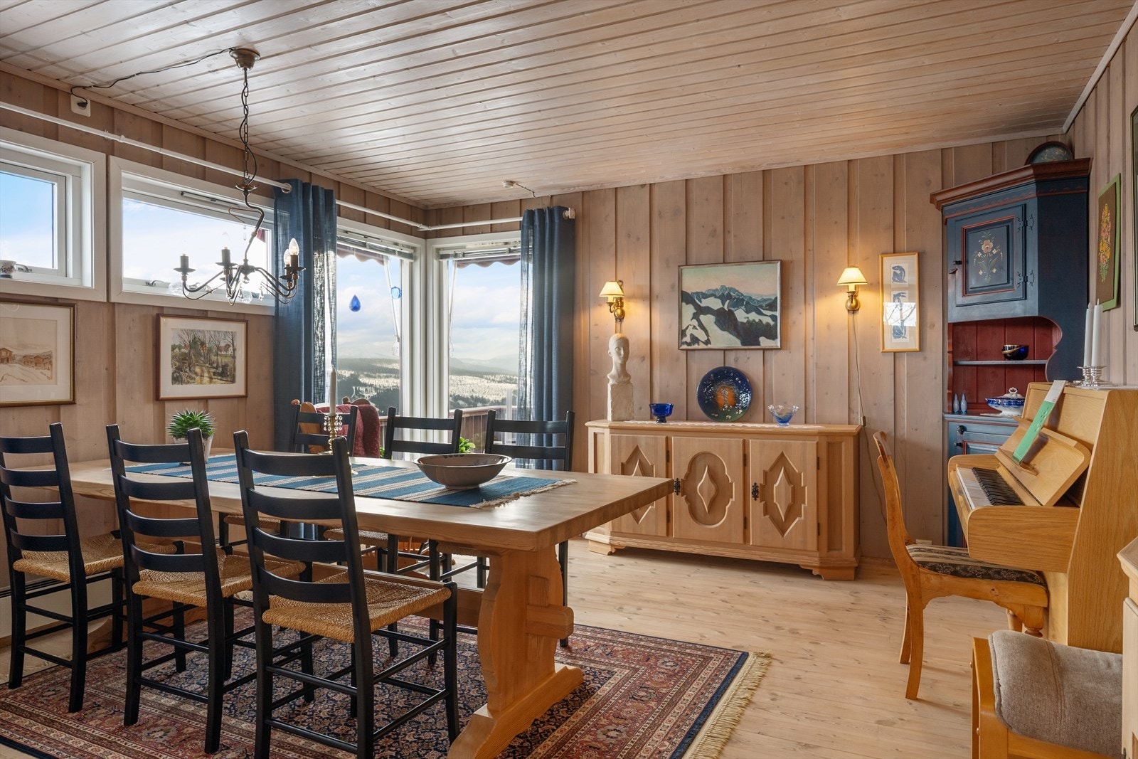 Spisestuedelen har god plass og er et naturlig samlingspunkt mellom stue og kjøkken. Galleribilde