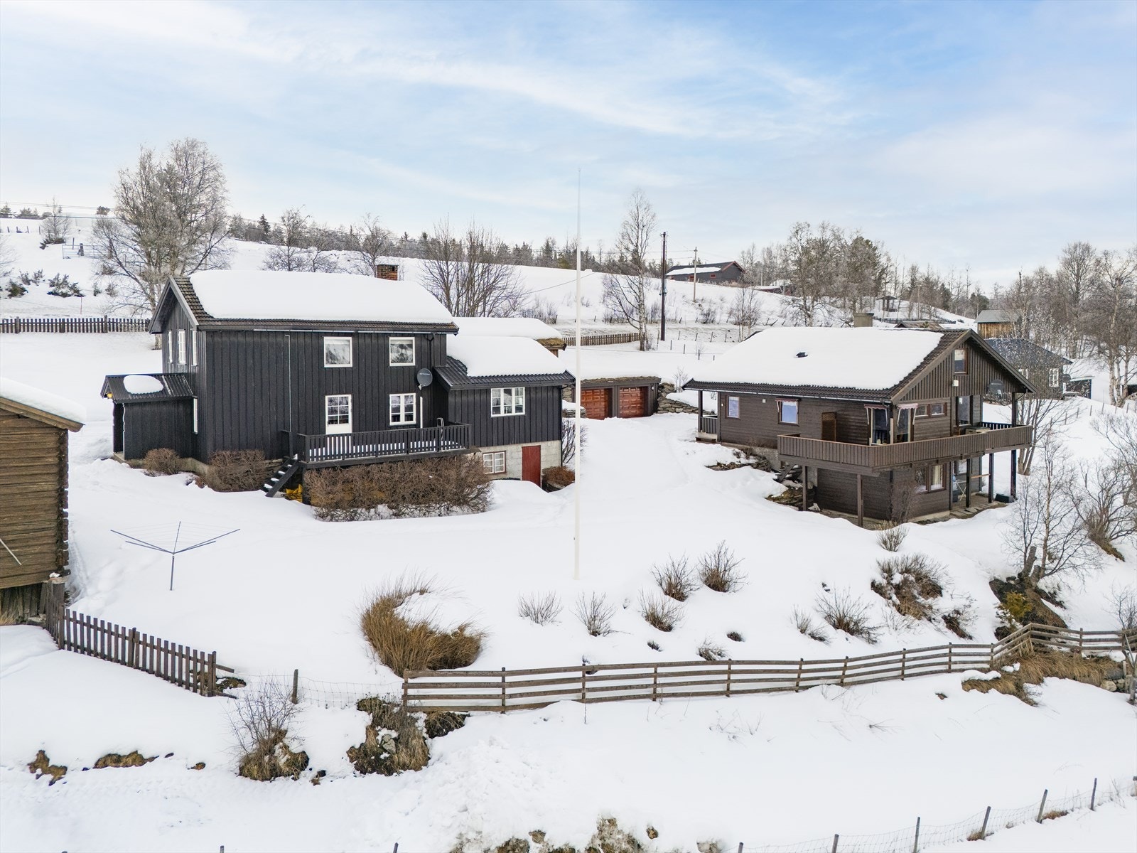 Tunet består av et våningshus, en enebolig, to stabbur, to uthus og dobbelgarasje. Galleribilde