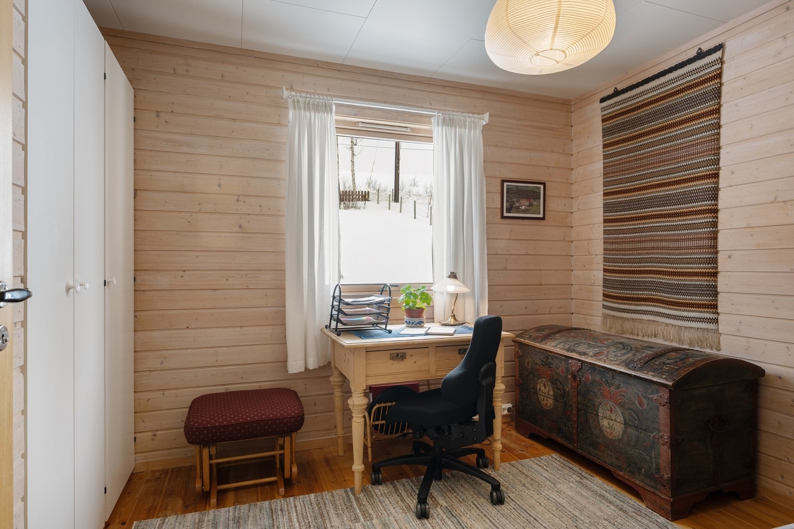 Soverom 1 - etasjen inneholder ett soverom som i dag benyttes som kontor. Galleribilde