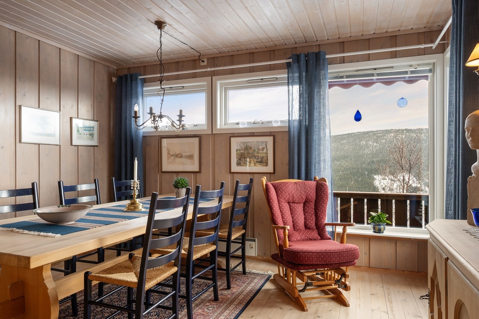 Treoverflater på tak og vegger gir en lun og tradisjonell følelse. Galleribilde