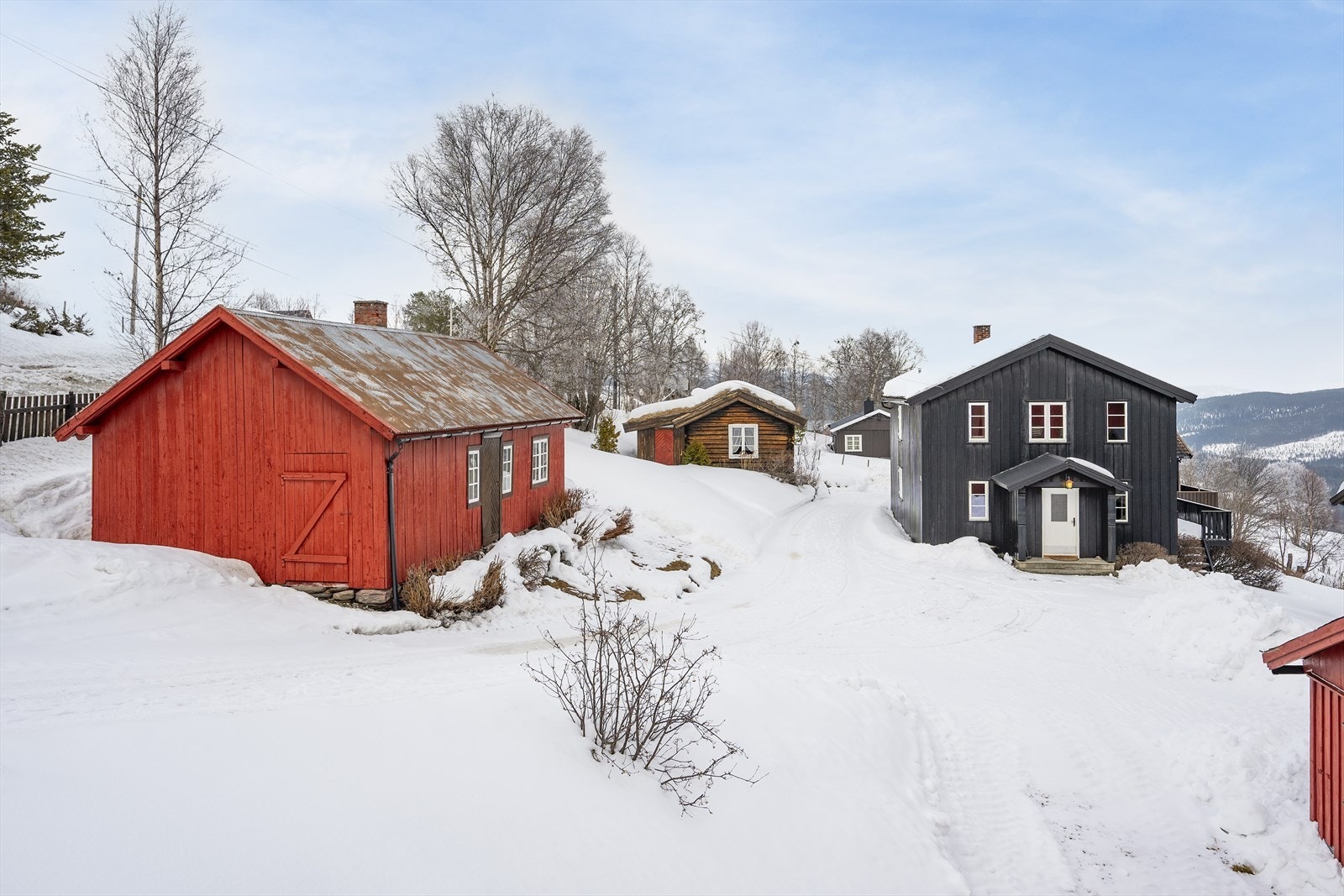Det er enkel adkomst/avkjøring fra vegen og inn til eiendommen. Galleribilde