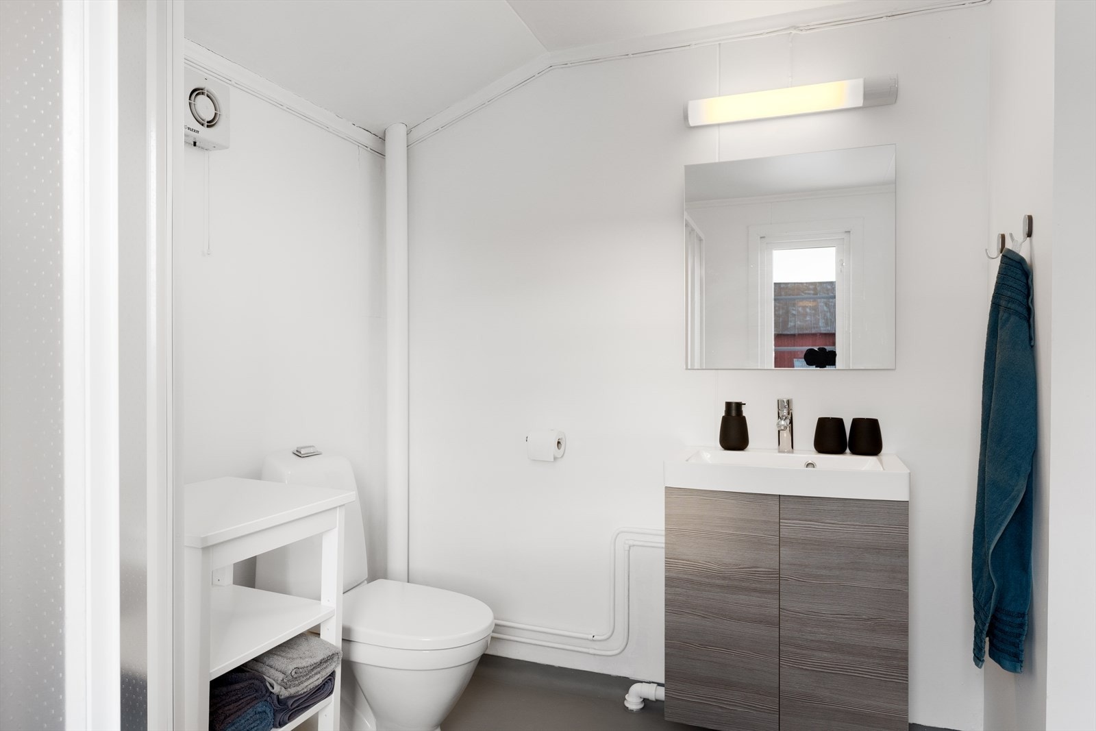 Rommet er innredet med servantskap, dusjkabinett og gulvmontert wc. Galleribilde