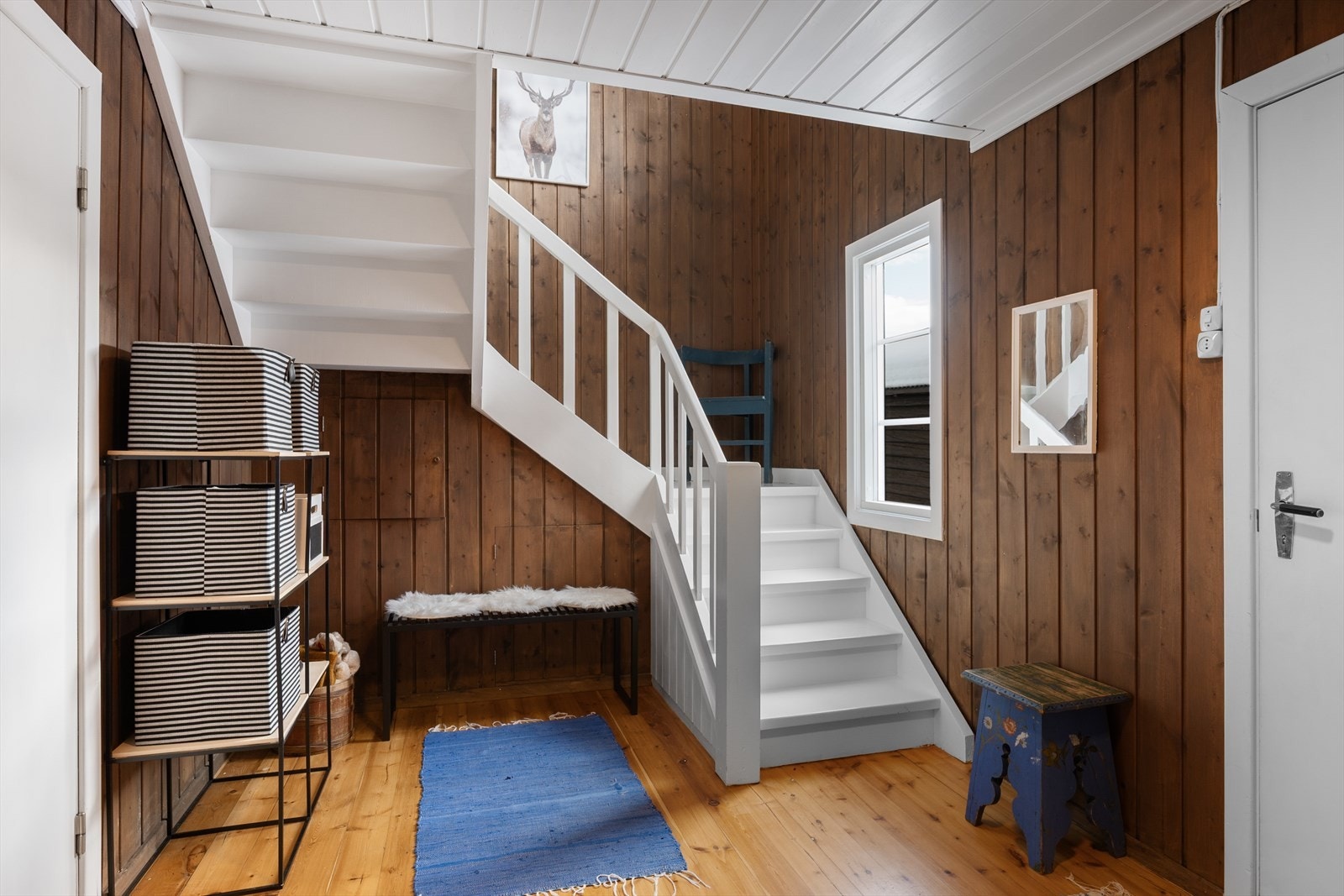 En pen trapp binder etasjene sammen. Galleribilde