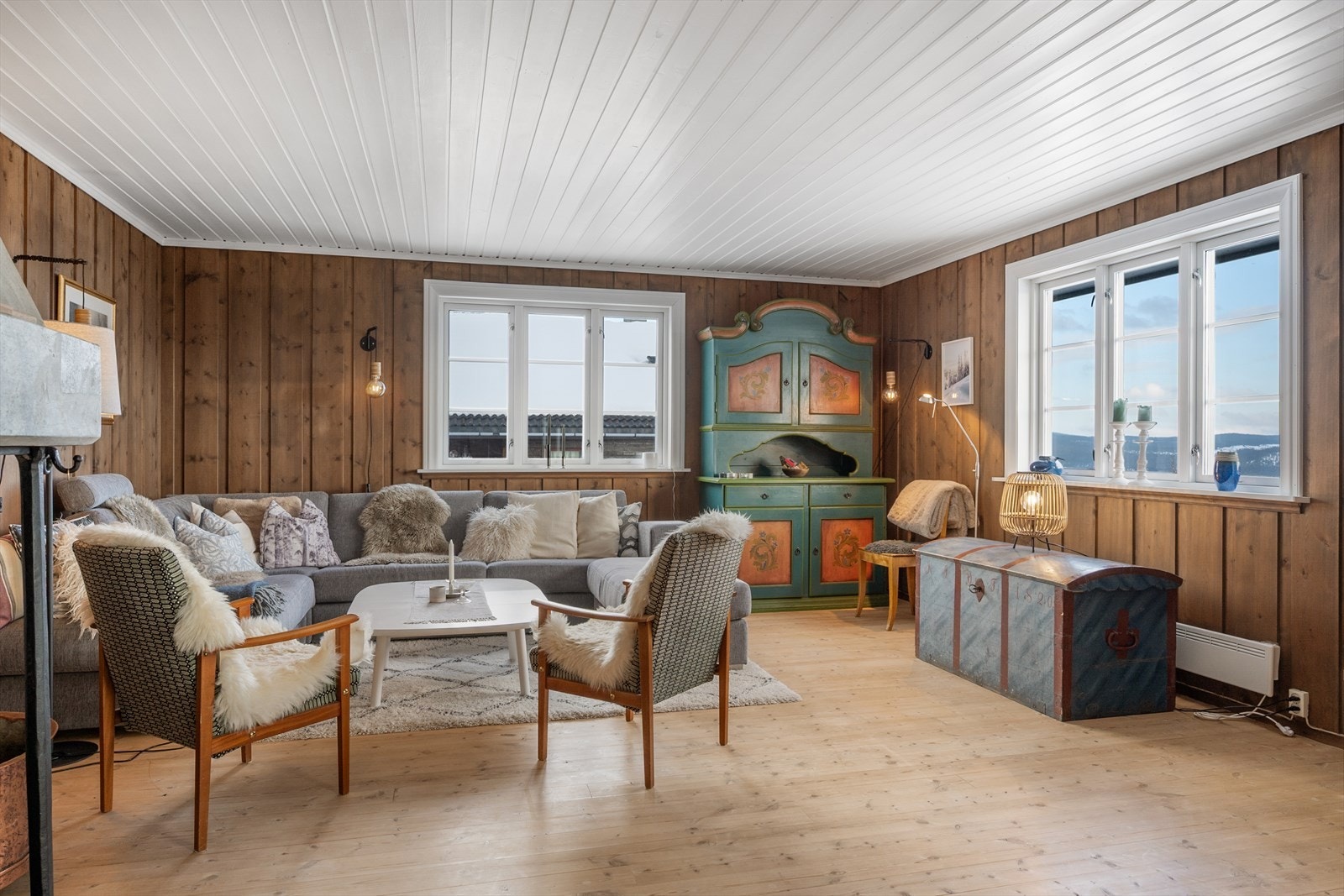 Romslig, lun stue med god plass til sofagruppe mm. Galleribilde