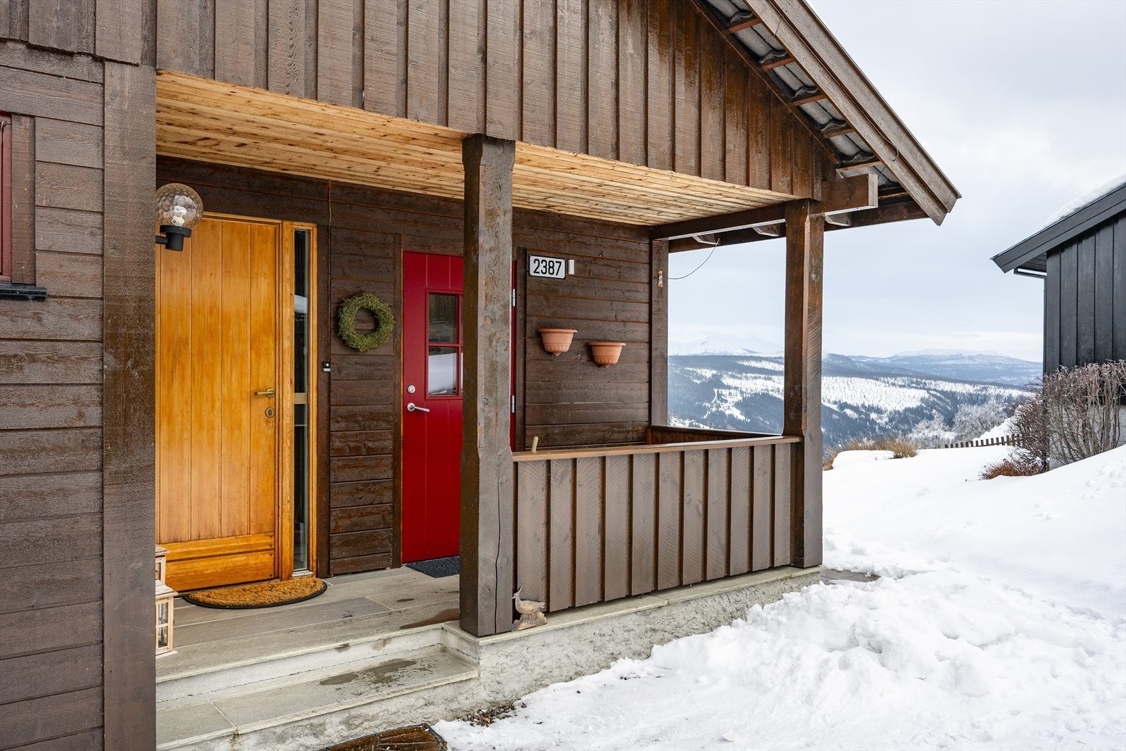 Her er det dør inn til entré/gang samt inn til bod. Galleribilde