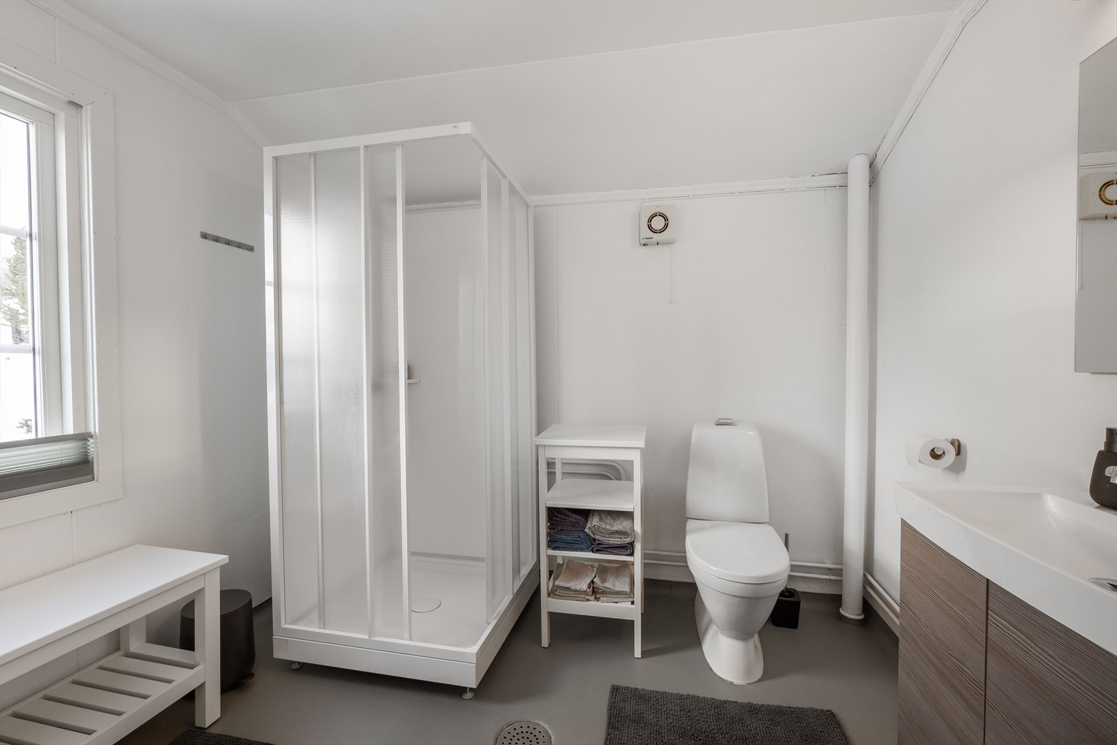 Badet har eldre standard m/plater på vegger og belegg på gulv. Oppgradering må påregnes. Galleribilde