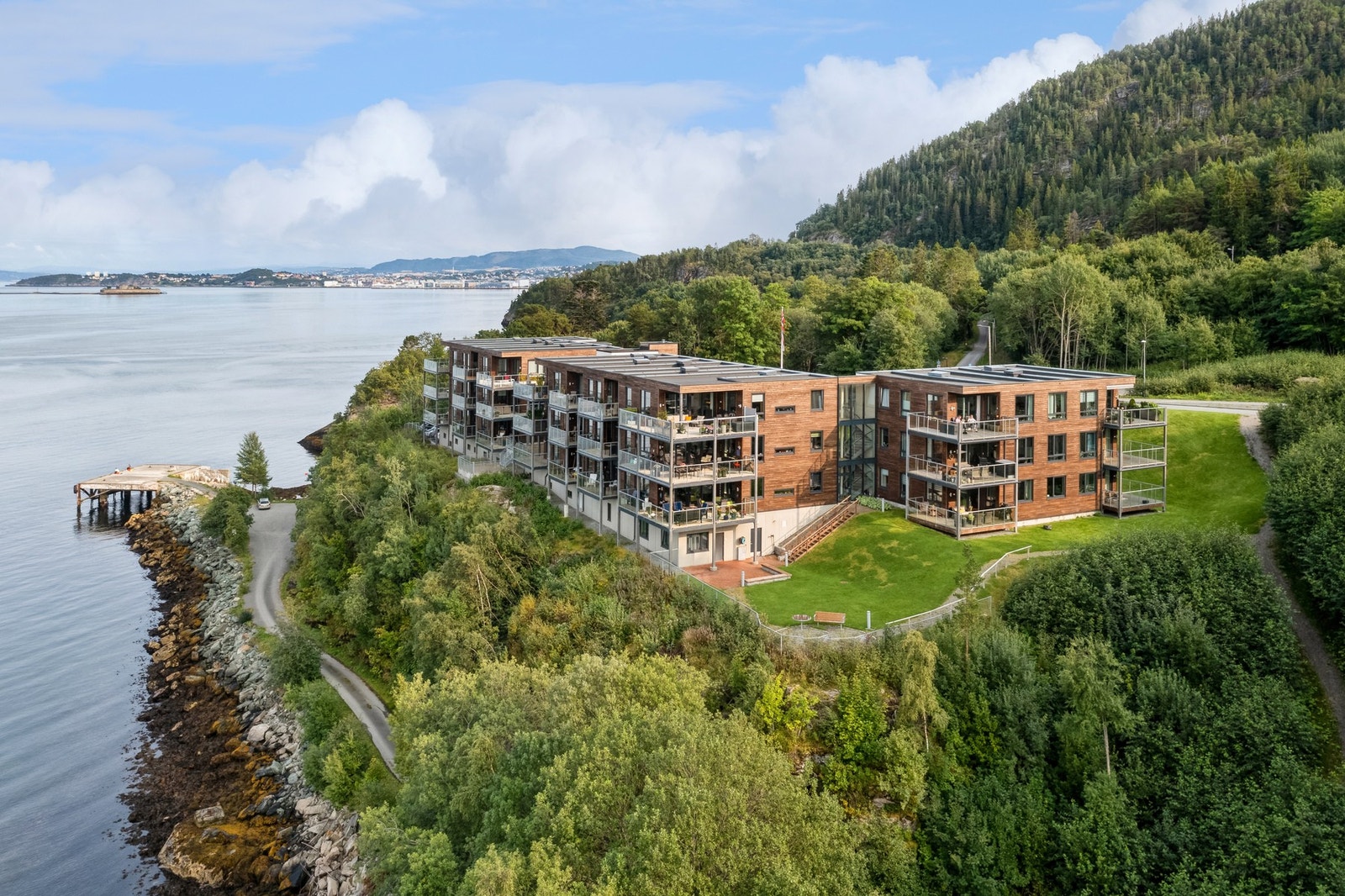 Leiligheten har en landlig og idyllisk beliggenhet i fjæra, samtidig som det er kort vei til alle fasiliteter i sentrum. Galleribilde