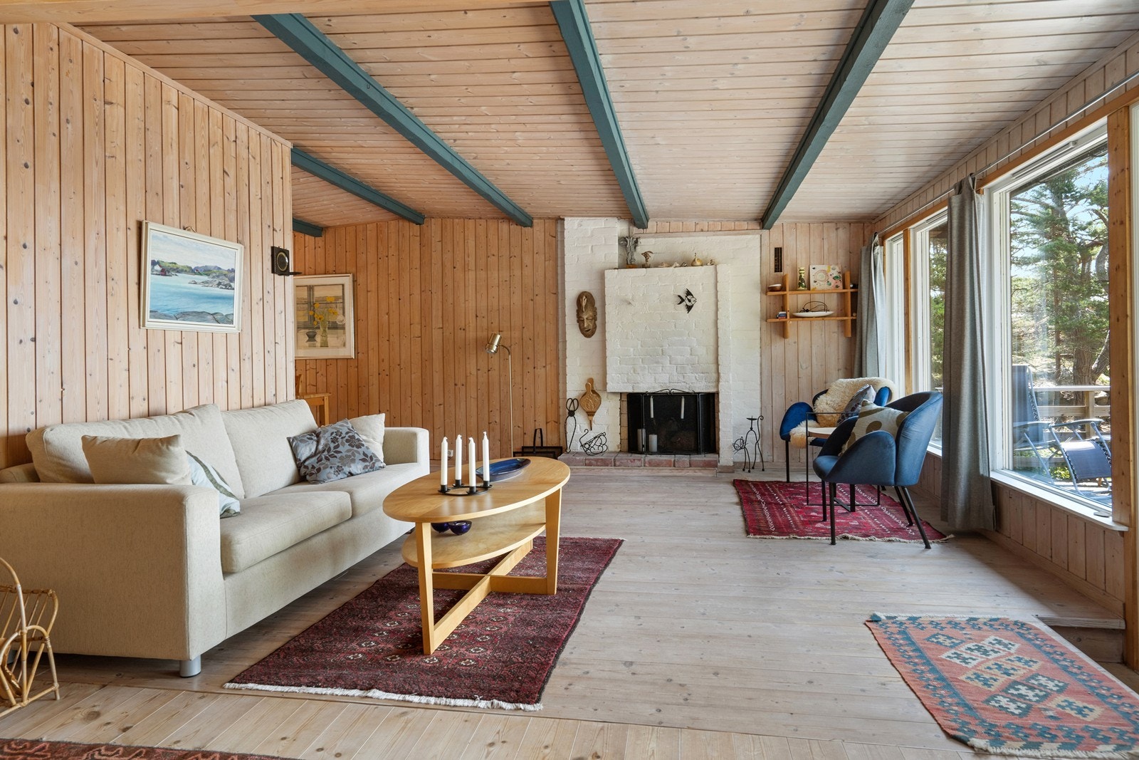 Store vindusflater mot syd gir rikelig med dagslys og utsikt mot sjøen. Galleribilde