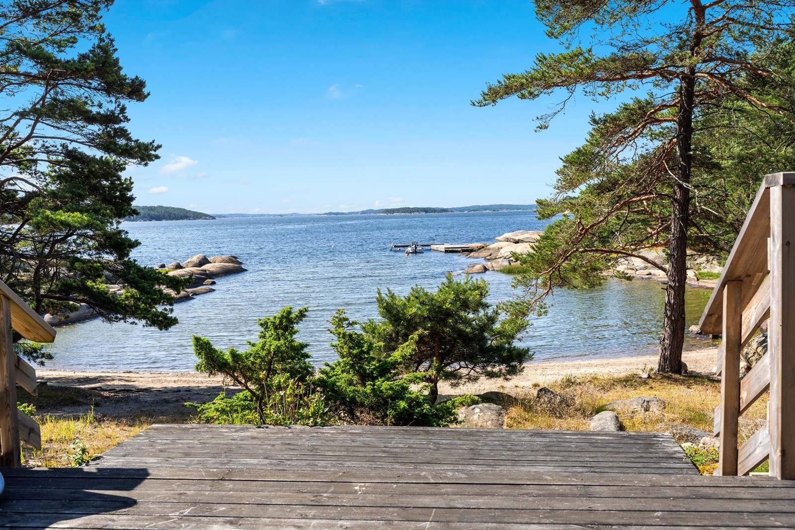 En trapp fører direkte fra verandaen ned mot den flotte sandstranden. Galleribilde