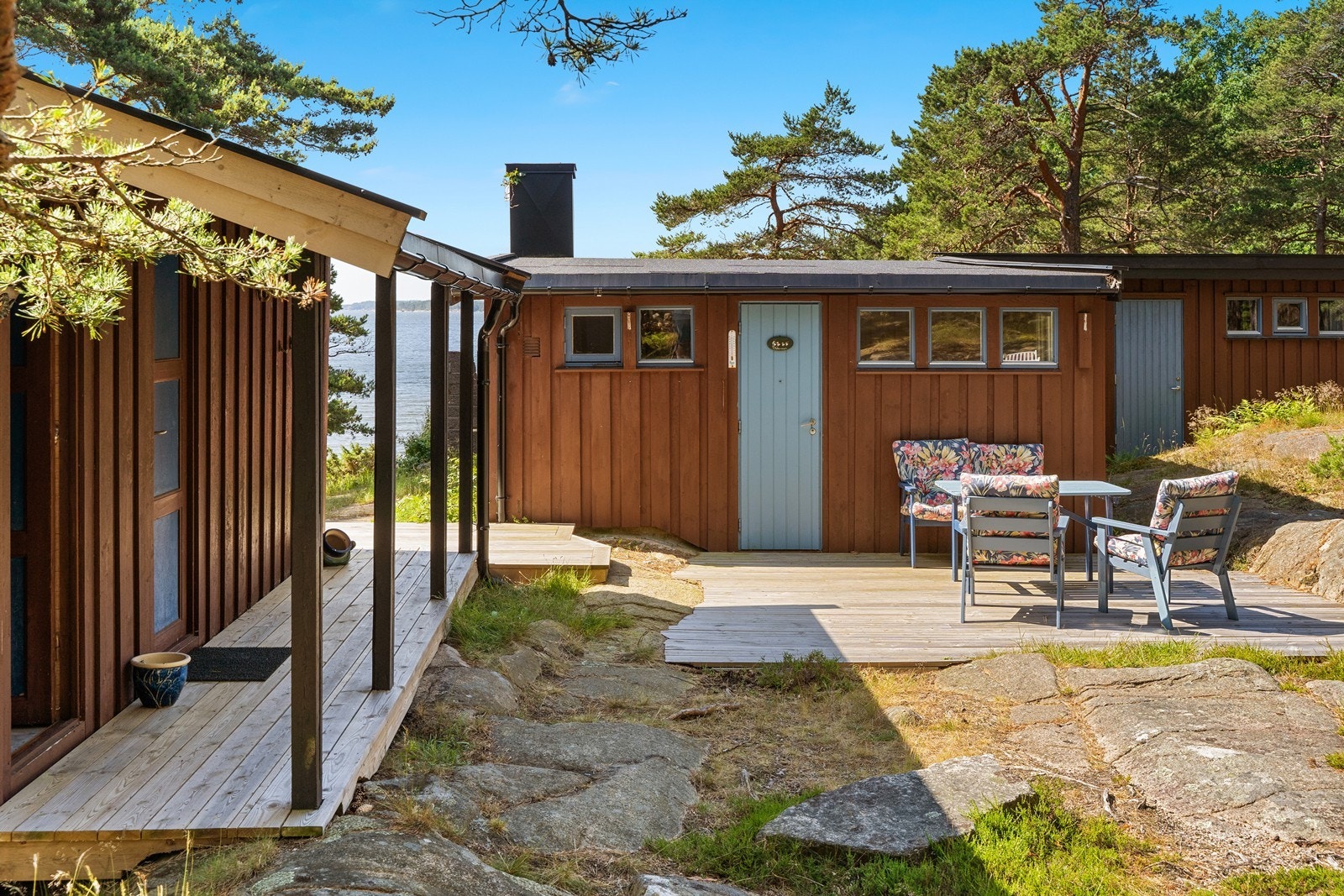 Taktekkingen på hovedbygningen ble fornyet i 2022, og består av papp. Ved inngangspartiet er det anlagt en platting, som gir en lun og skjermet uteplass også på denne siden av hytta. Galleribilde