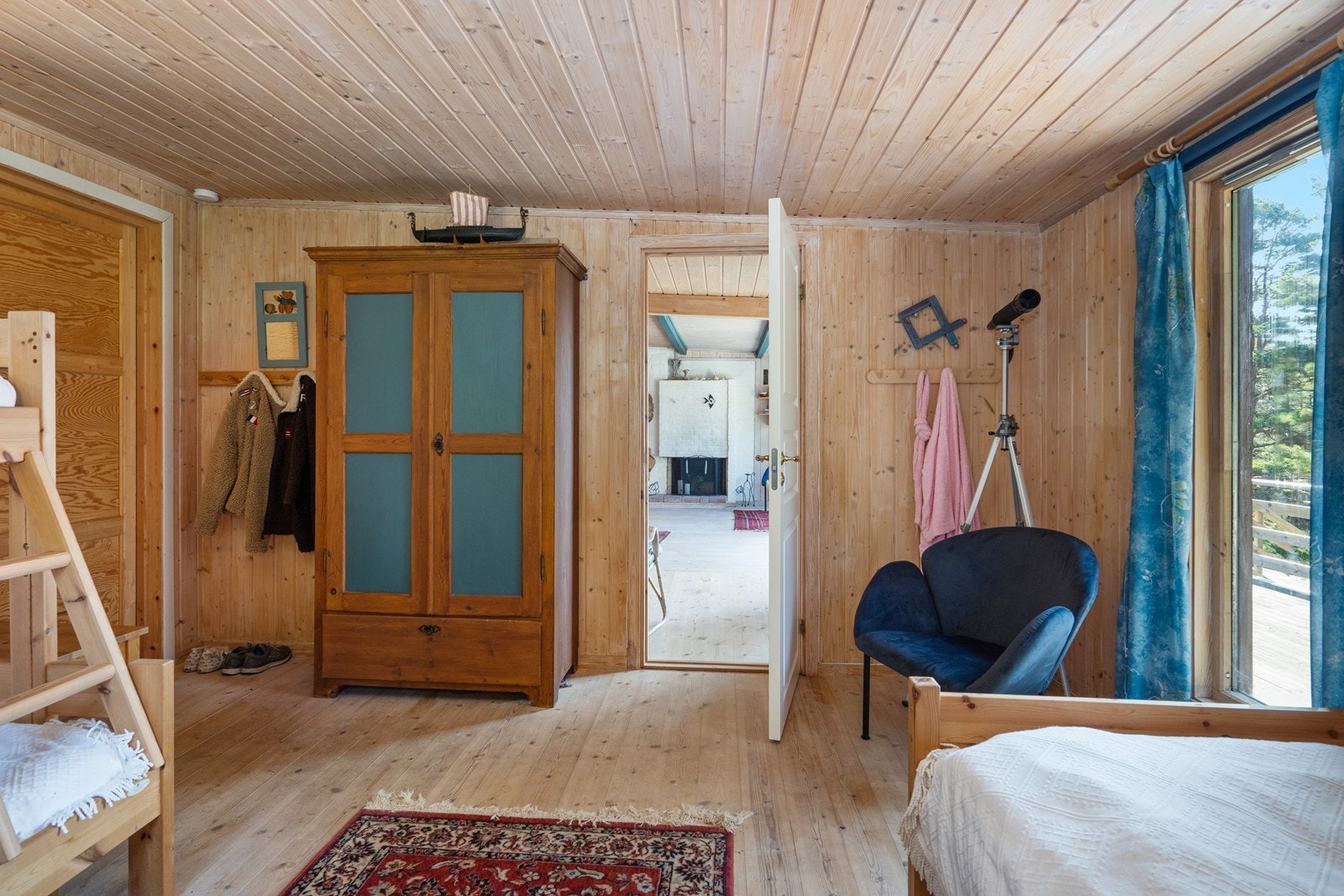 Fra dette soverommet er det også utgang til en egen del av terrassen. Galleribilde