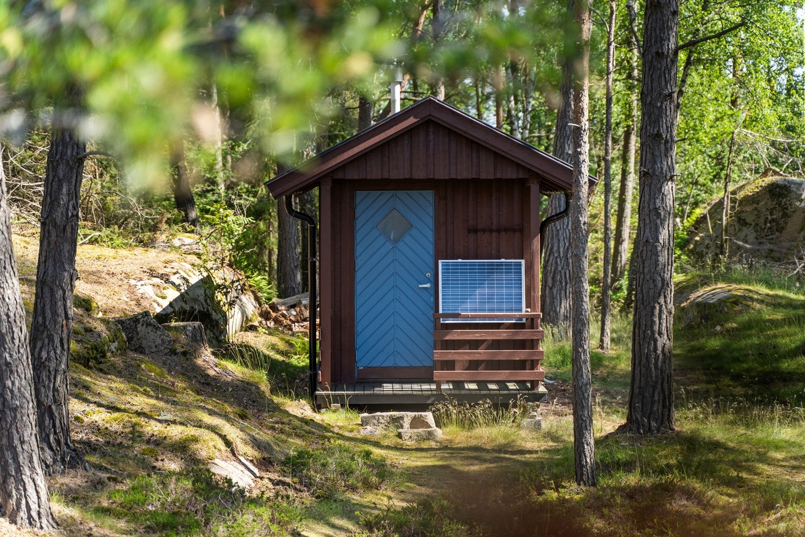 Hytta er ikke tilknyttet strømnettet, men har et 12-volts solcelleanlegg for belysning. Galleribilde