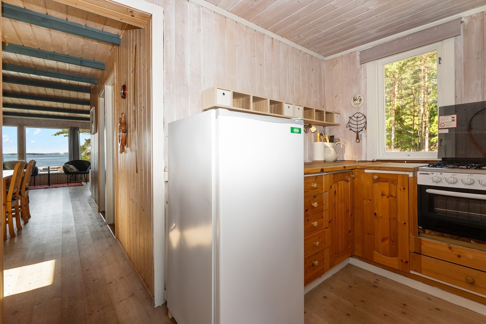 Fra kjøkkenet er det en åpen passasje videre mot stue og spisestue. Galleribilde