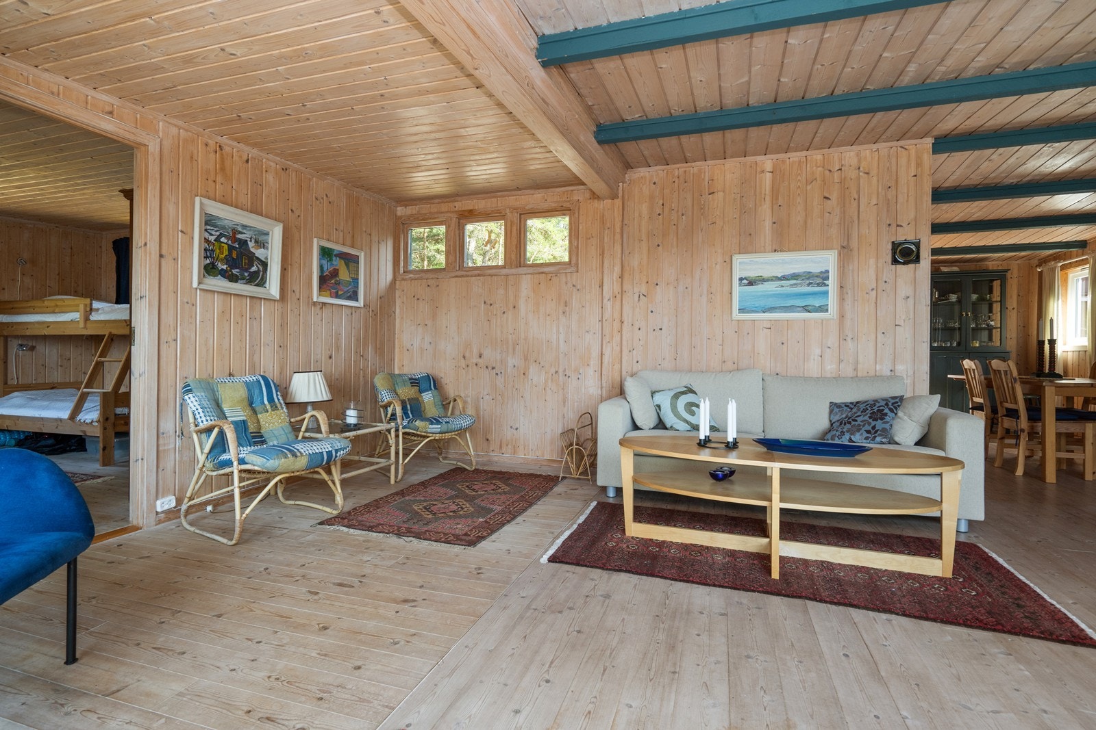 Rommet har god plass til flere sittegrupper og sosiale soner. Galleribilde