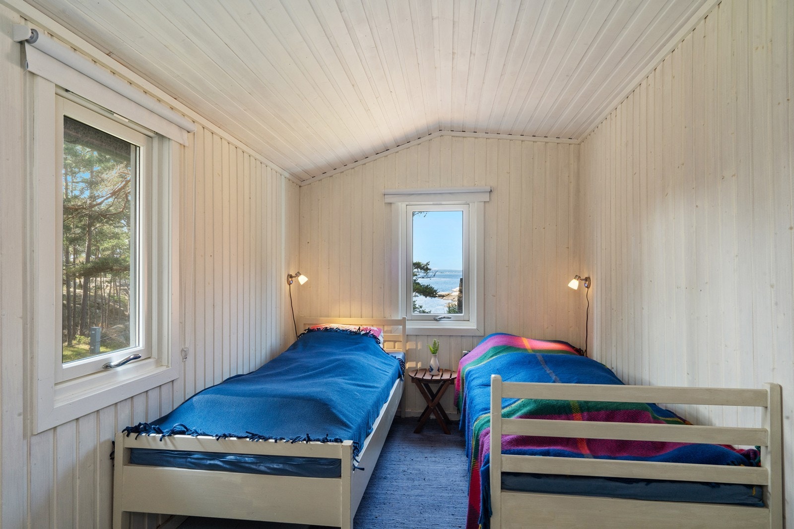 I annekset på 10 m² finner vi et lyst og innredet rom, ideelt for overnattingsgjester. Galleribilde