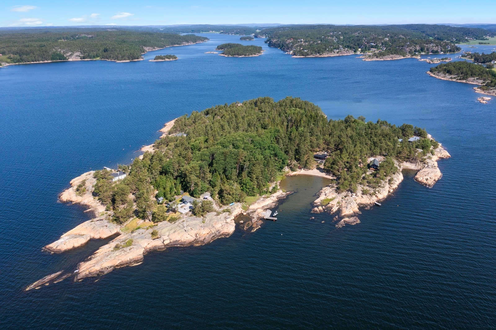Flyndreholmen ligger kun ca.10 minutter fra Ullerøy i Skjeberg med båt. Hvor det er mulighet for å overta leie av båtplass. Det er også nærhet til Løkkevika, og Fredrikstad/Hvaler. Galleribilde