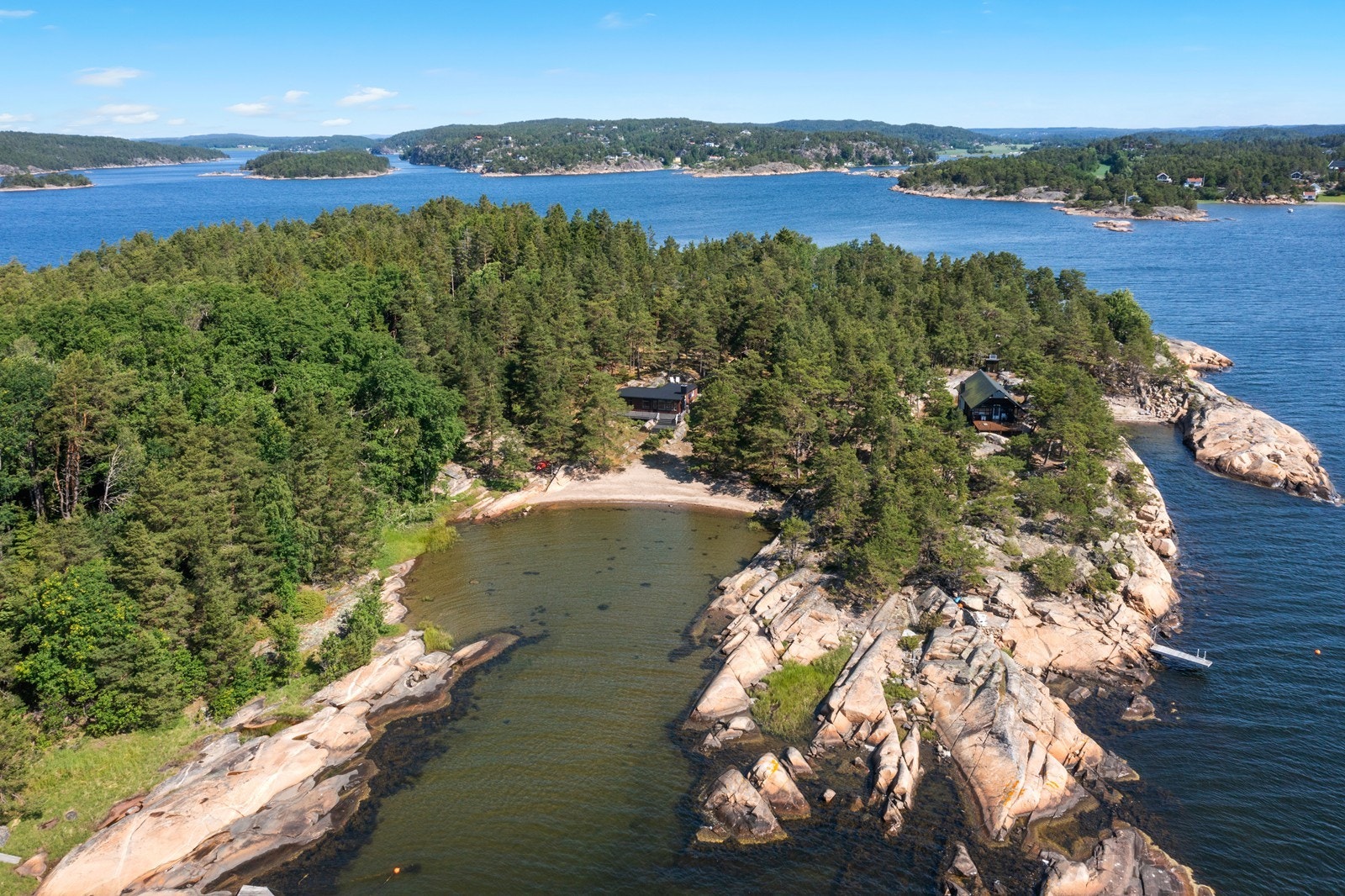 Beliggenheten i en lun bukt gir en skjermet og privat atmosfære. Galleribilde