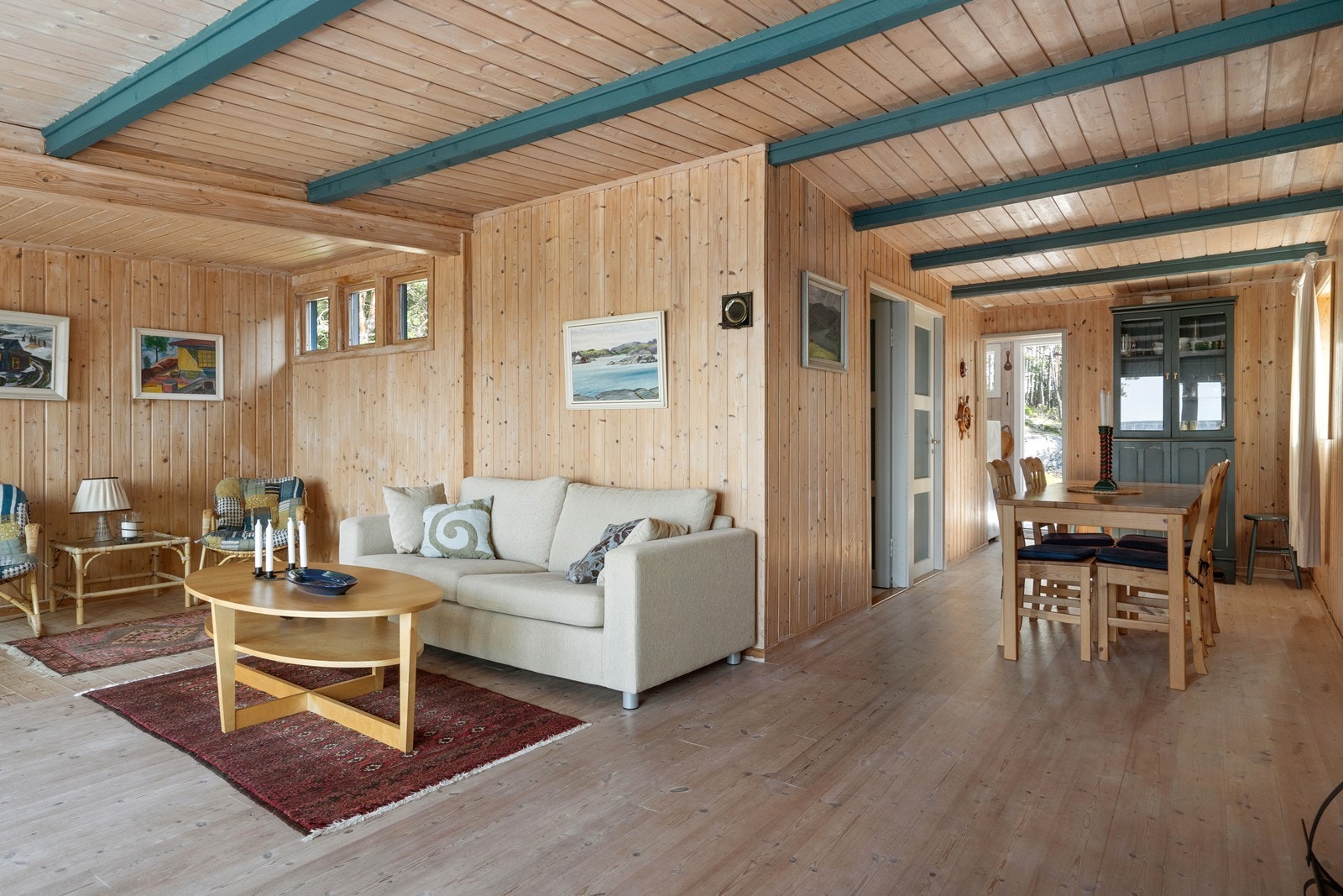 Stuen er hyttas naturlige samlingspunkt, med gjennomgående trepanel som skaper et klassisk hyttepreg. Galleribilde