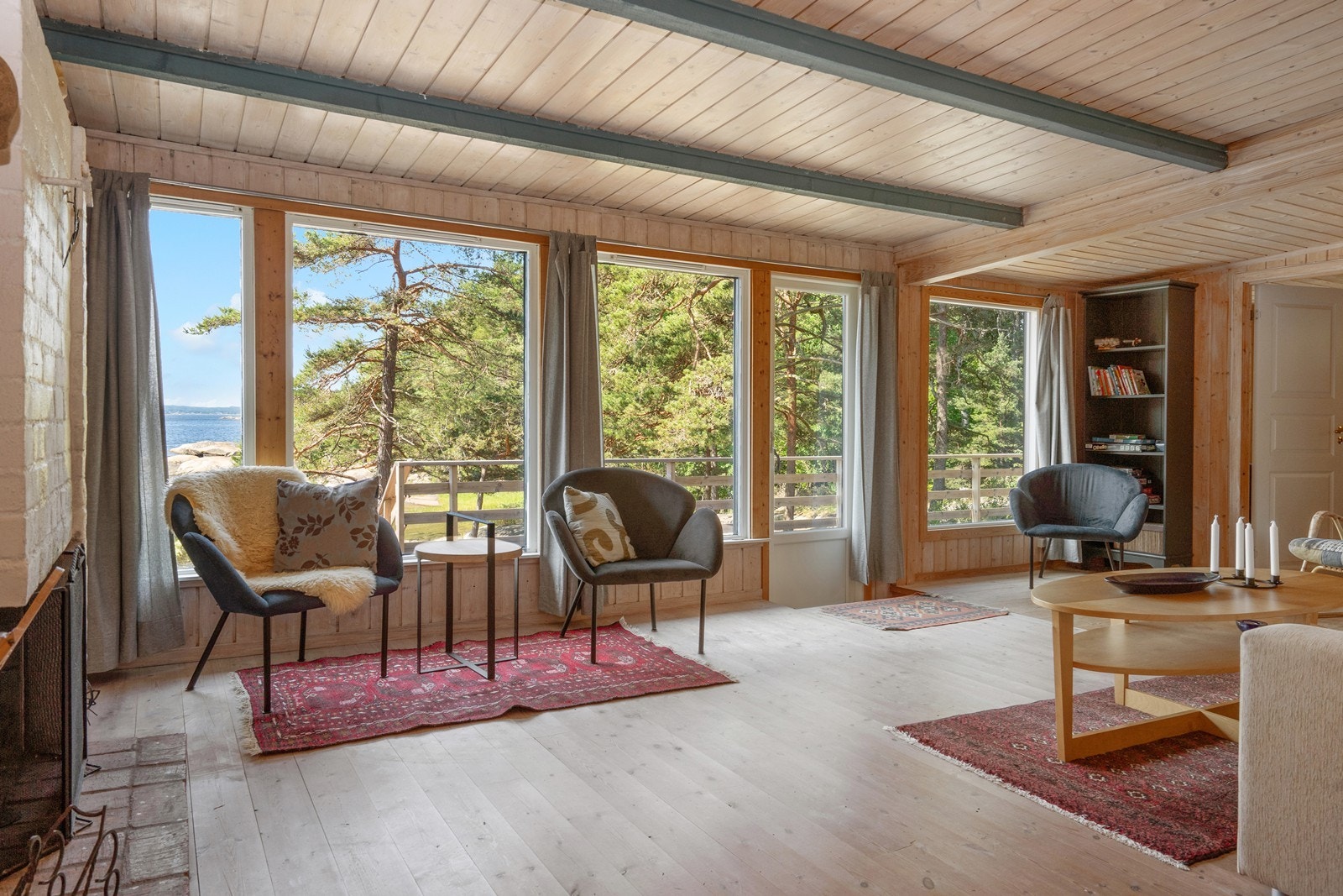 Fra stuen er det direkte utgang til den store, sydvendte verandaen. Galleribilde