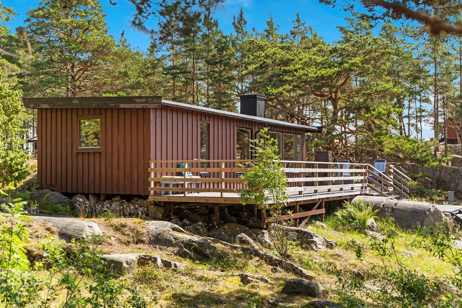 Bygningen har en tradisjonell utforming med stående kledning og saltak. Galleribilde