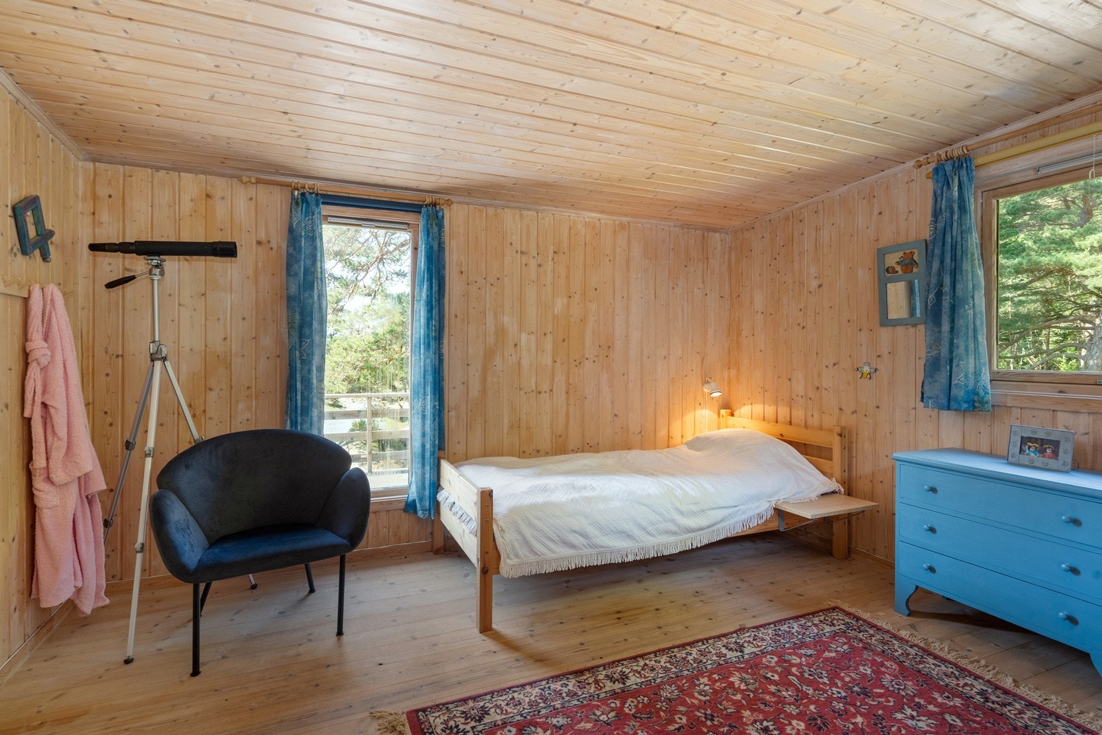 Det er tre soverom i hytta. Hovedsoverommet er romslig og har plass til flere senger og oppbevaring. Galleribilde