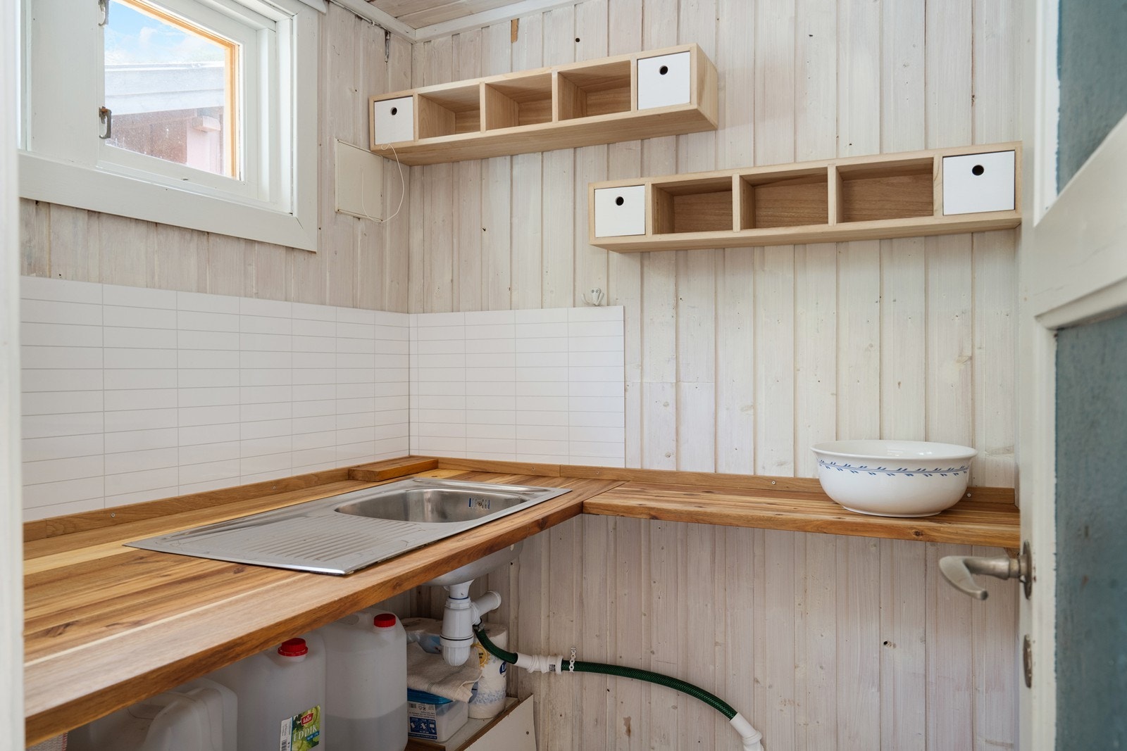 Et praktisk vaskerom ligger i tilknytning til kjøkkenet. Det er per i dag ikke innlagt vann- og avløp, med det er muligheter for tilkopling via vann- og avløpslag. Galleribilde