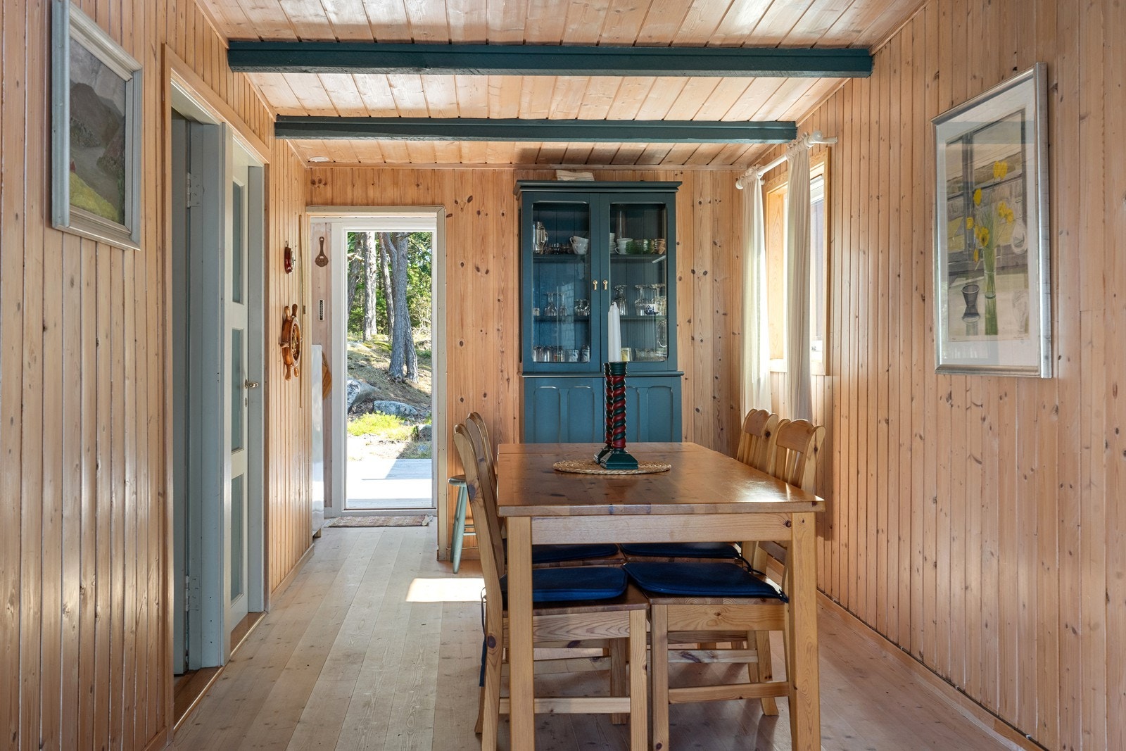 Vi starter i spisestuen, som fungerer som et bindeledd mellom hyttas ulike soner. Galleribilde