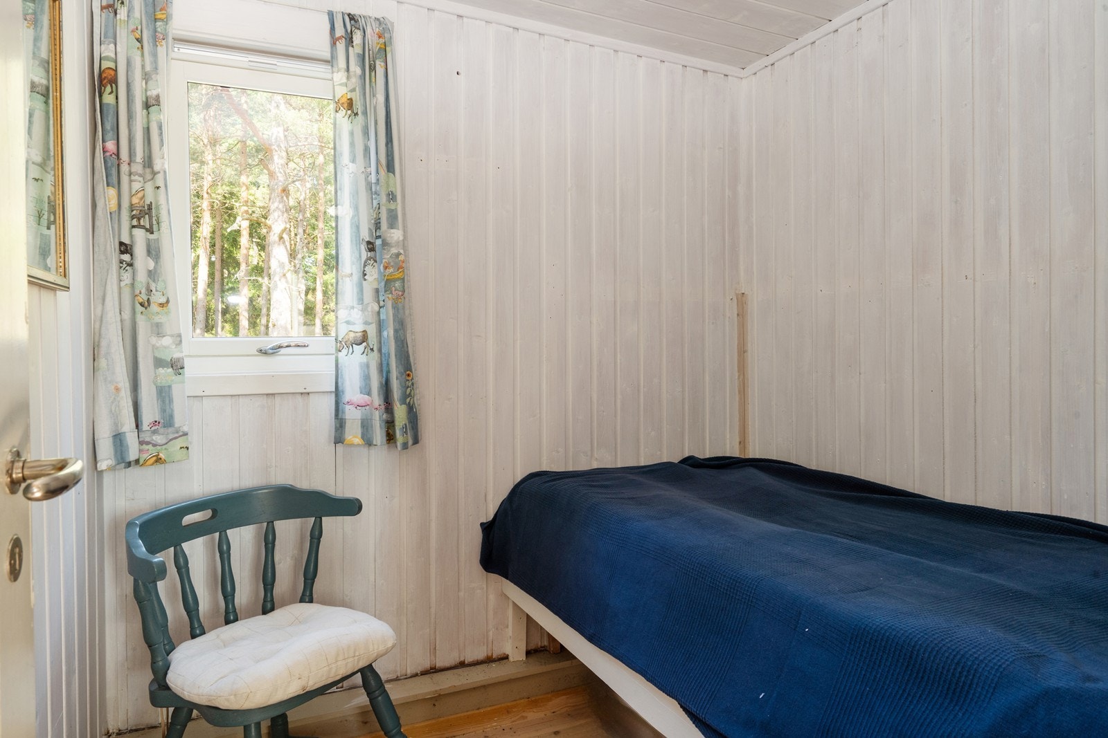 Soverom 2 - også med tradisjonelt treinteriør. Det er plass til seng og en stol, som også kan være avlastningsplass til klær. Galleribilde
