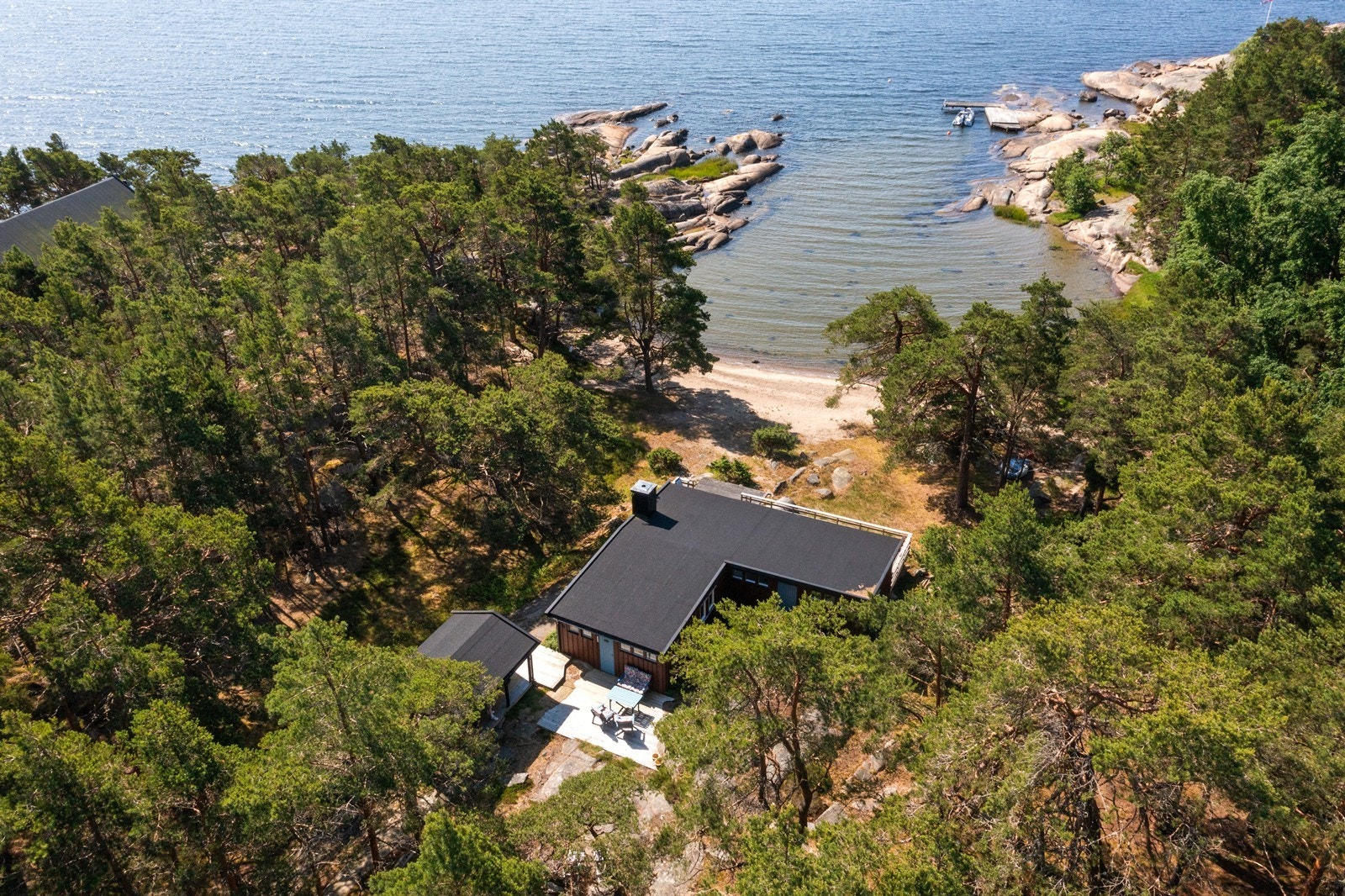 Eiendommen ligger usjenert til i naturskjønne omgivelser, med adkomst via båt til felles brygge. Galleribilde