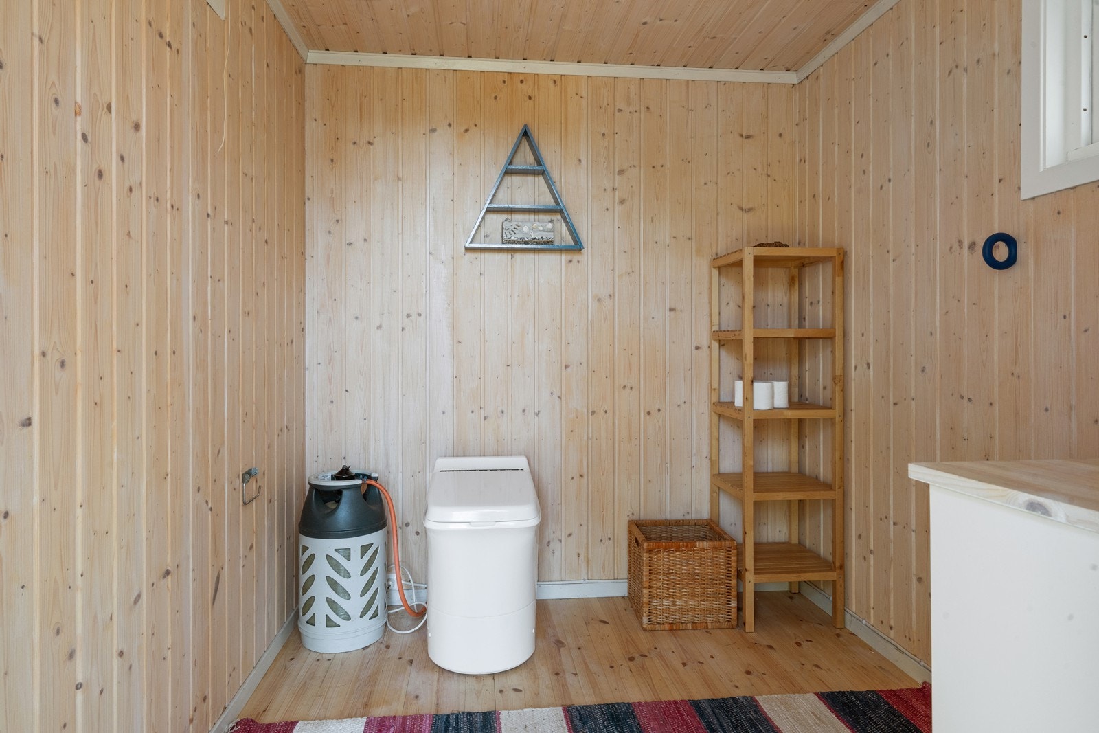 I en separat bod/toalettrom er det installert et moderne Cinderella-forbrenningstoalett. Galleribilde