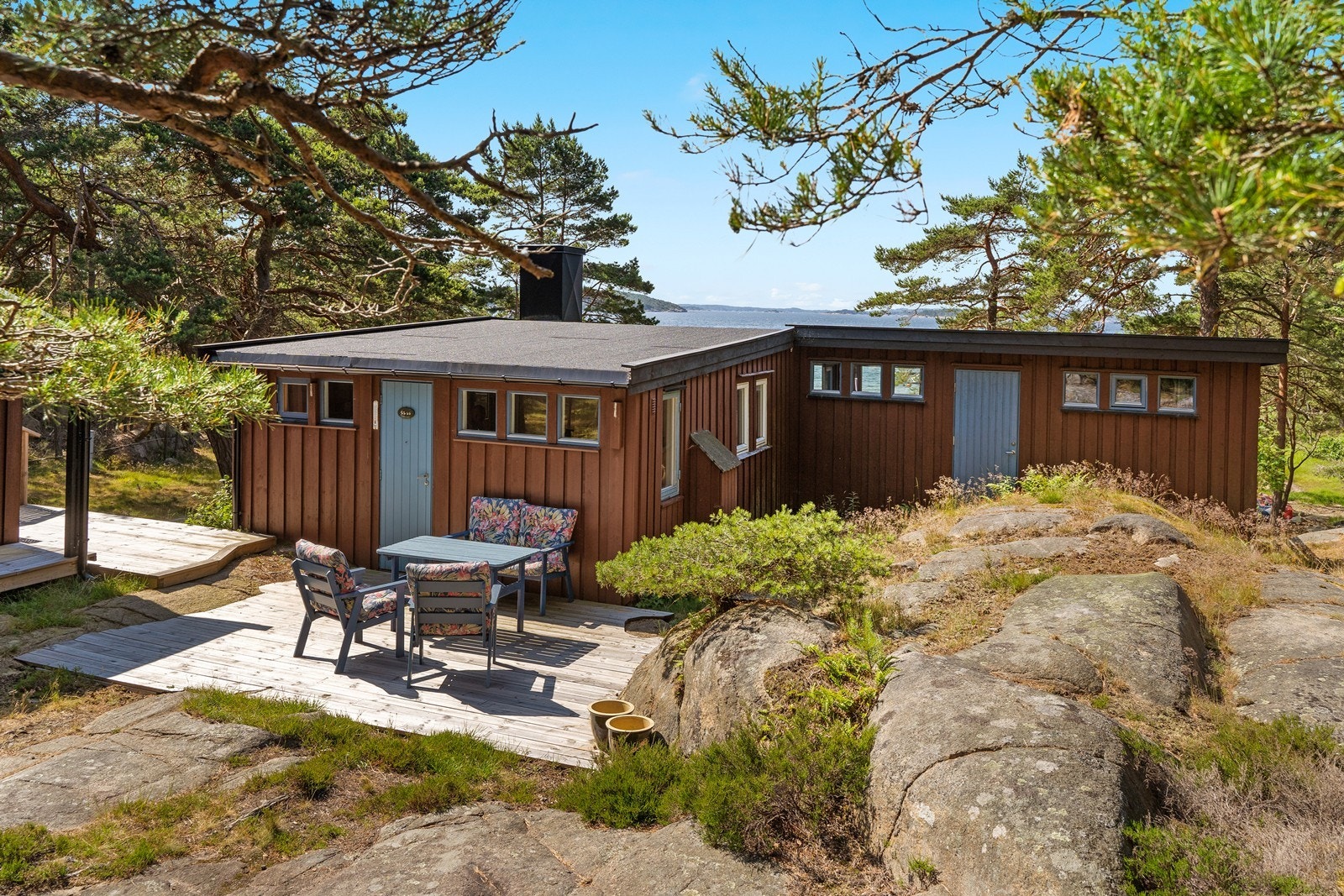 Eiendommen har flere uteplasser som gir gode muligheter for å nyte sommerdagene. Galleribilde