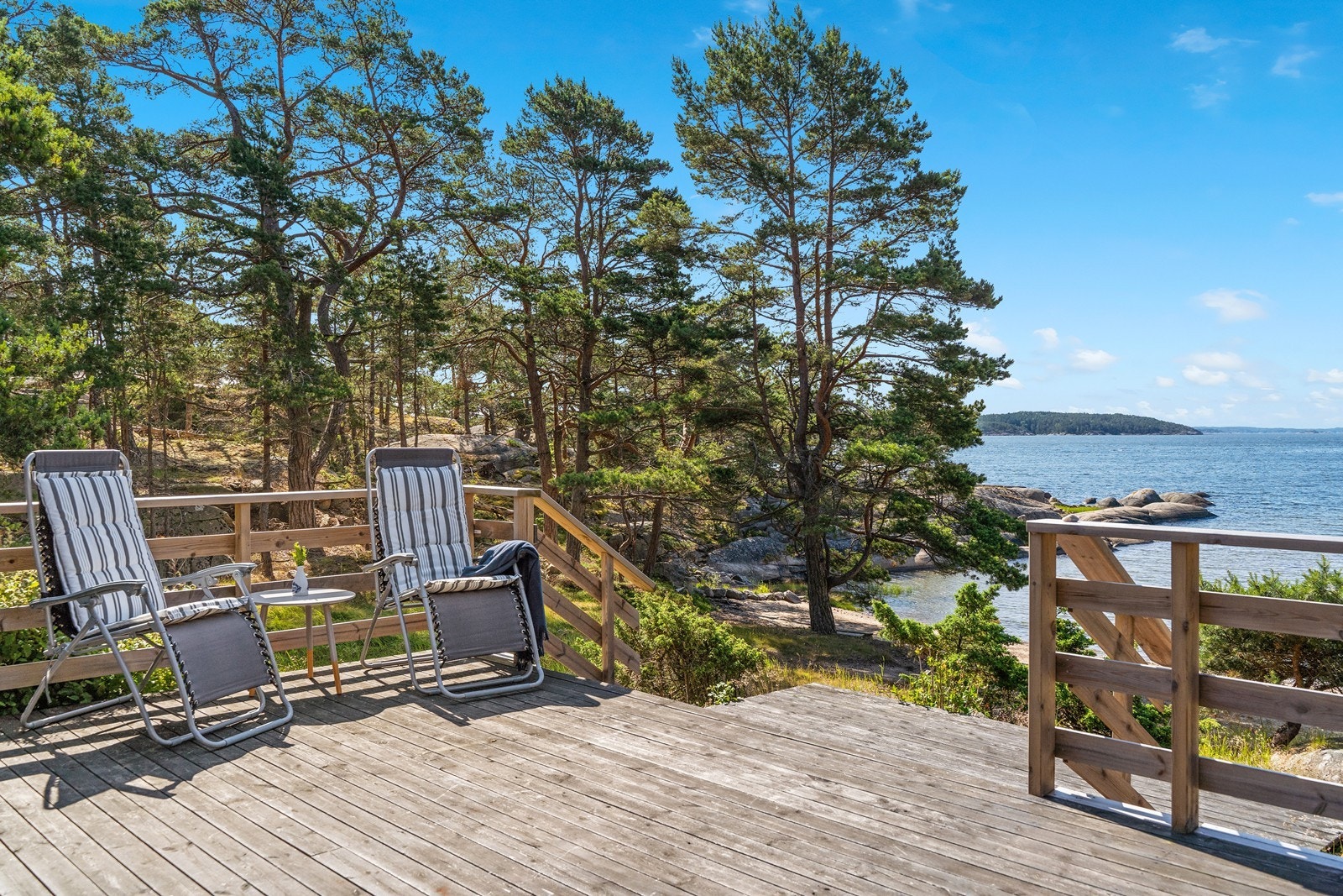 Ute på den store verandaen er det god plass til utemøbler for å nyte utsikten. Galleribilde