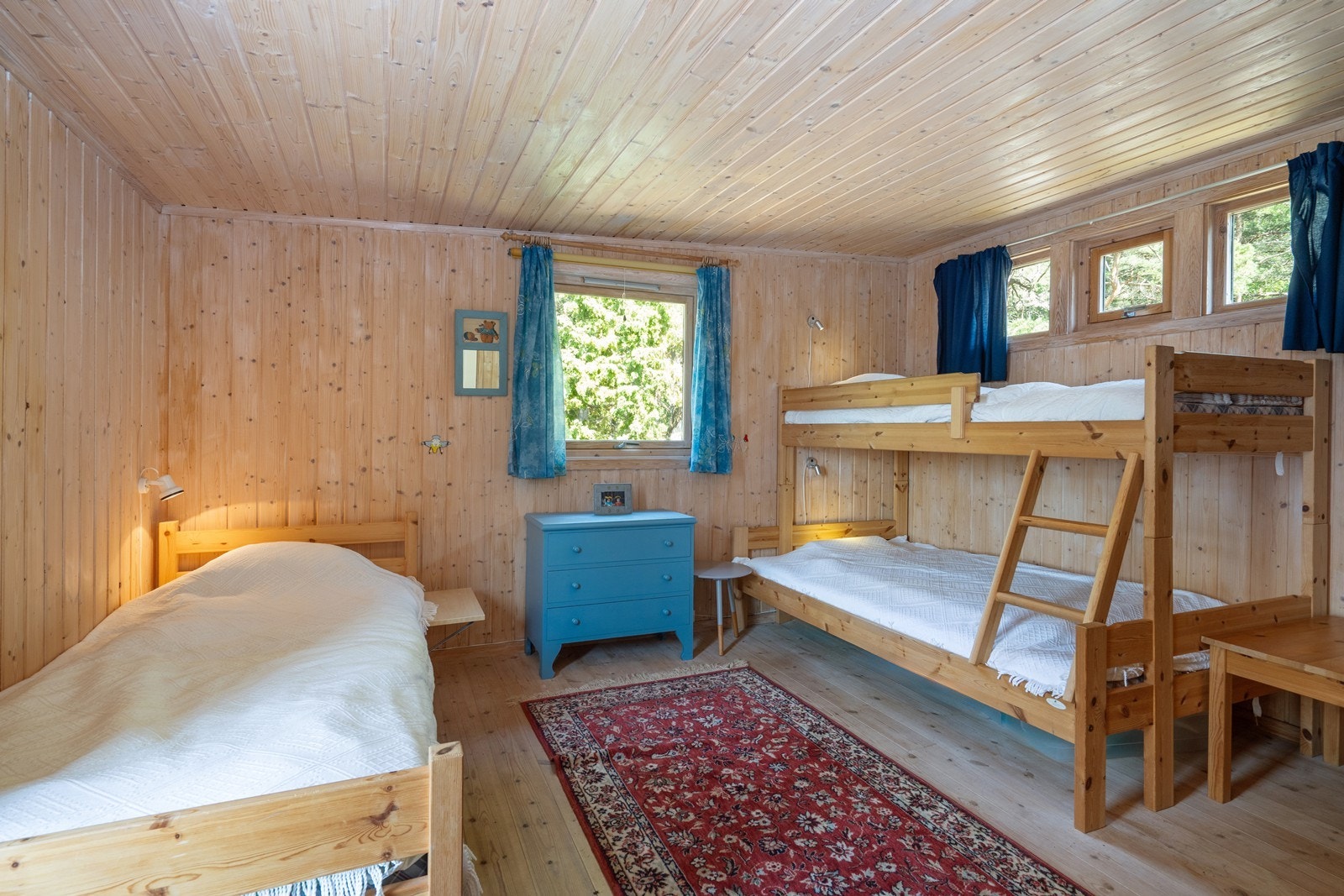 Videre er rommet innredet med køyeseng, som gir fleksible soveplasser for gjester. Galleribilde