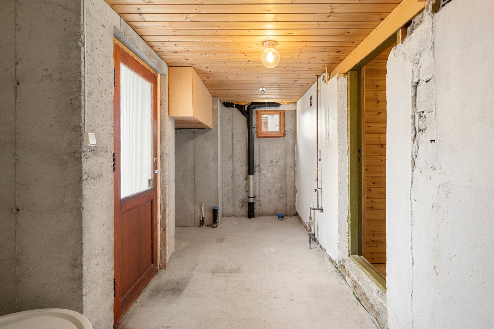 Bi-inngang inn til kjeller. Galleribilde