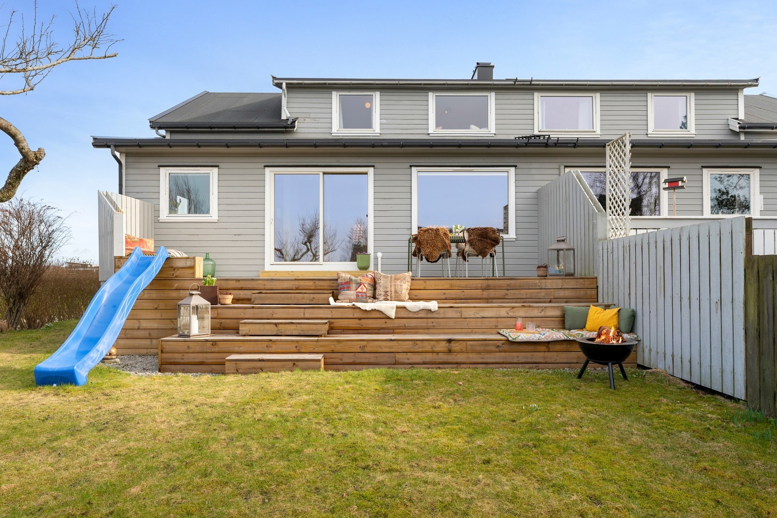 Familievennlig bolig i rolig blindgate med solrik hage, flott utsikt og gode oppvekstvilkår Galleribilde