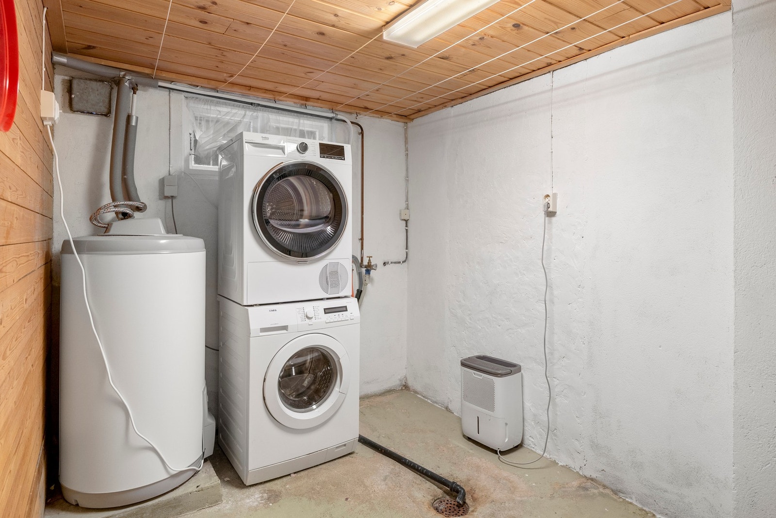 Vaskerommet er trolig fra byggeår og har betonggulv. Fuktmåling er foretatt i åpen konstruksjon uten å påvise unormale forhold. Galleribilde