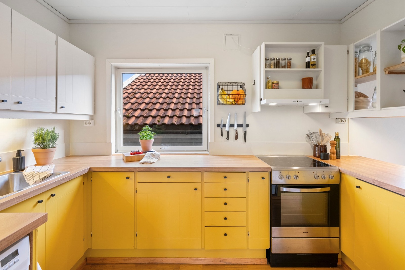 Det er kjøleskap, oppvaskmaskin og komfyr. Det er kjøkkenventilator med avtrekk ut. Galleribilde