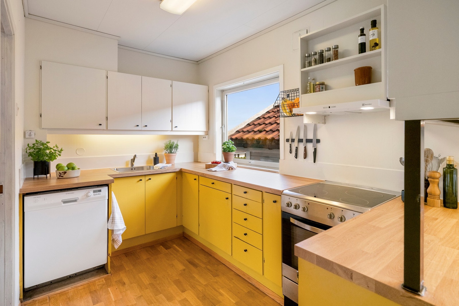 Kjøkkenet har innredning med glatte fronter. Benkeplaten er av laminat og av nyere dato. Galleribilde