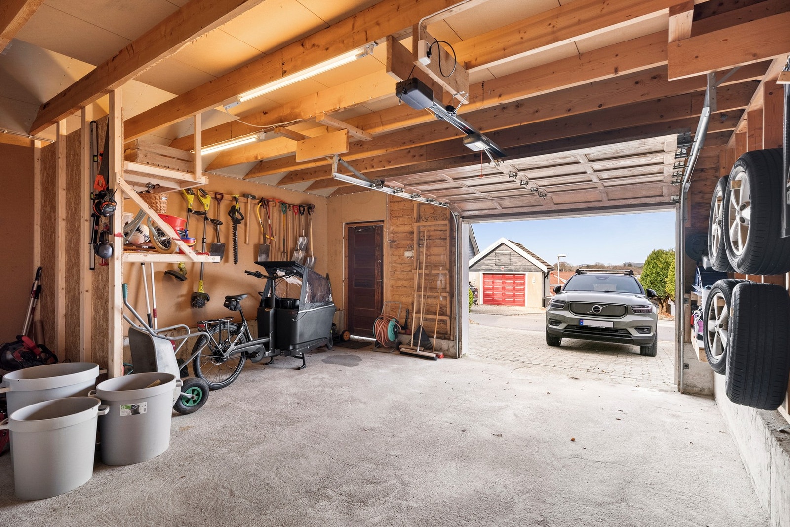 Eiendommen har gode parkeringsmuligheter i garasje og gårdsrom. Galleribilde