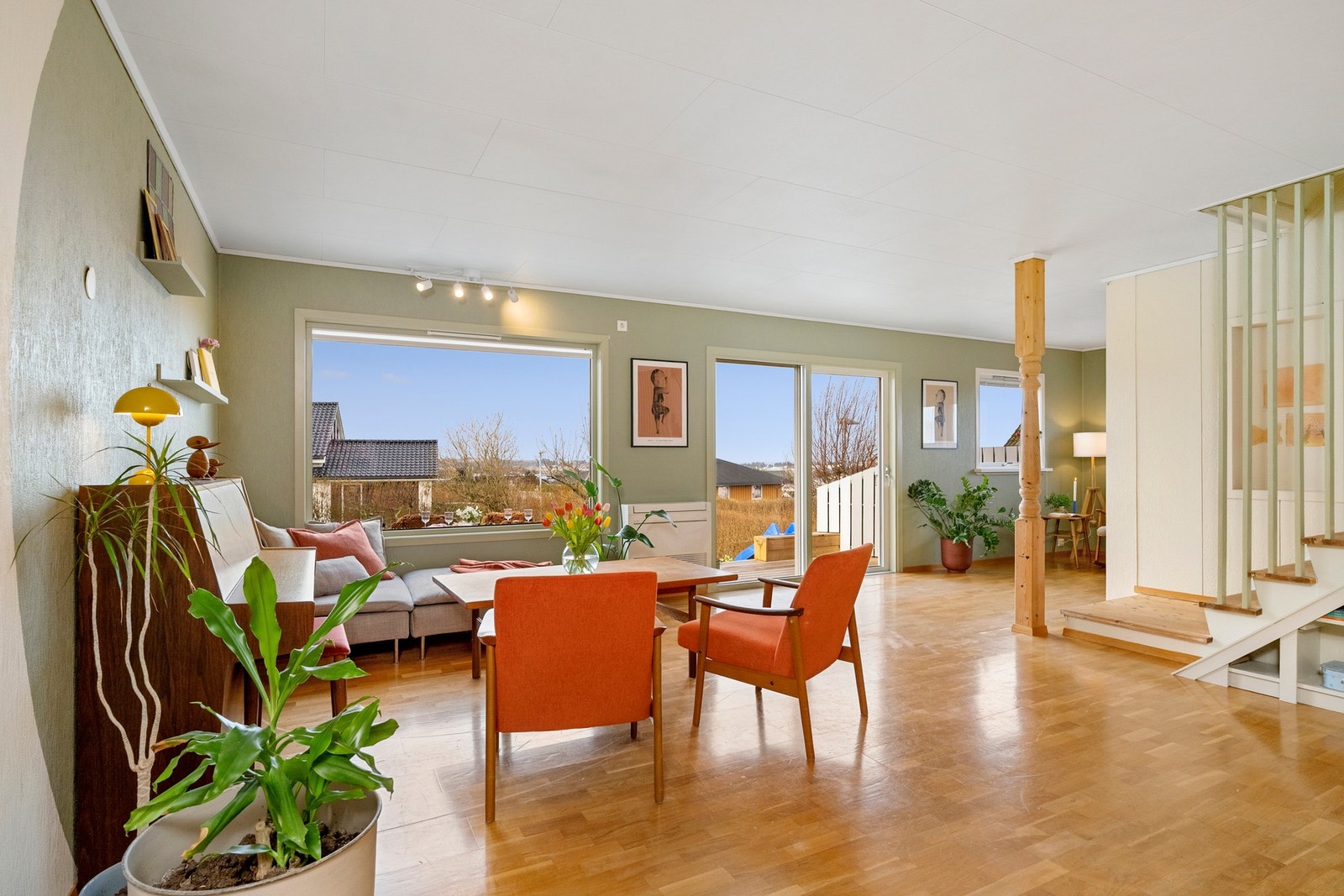 Boligen byr på en flott og gjennomtenkt planløsning med flere stuer, som gir god plass til både hverdagsliv og sosiale sammenkomster. Galleribilde