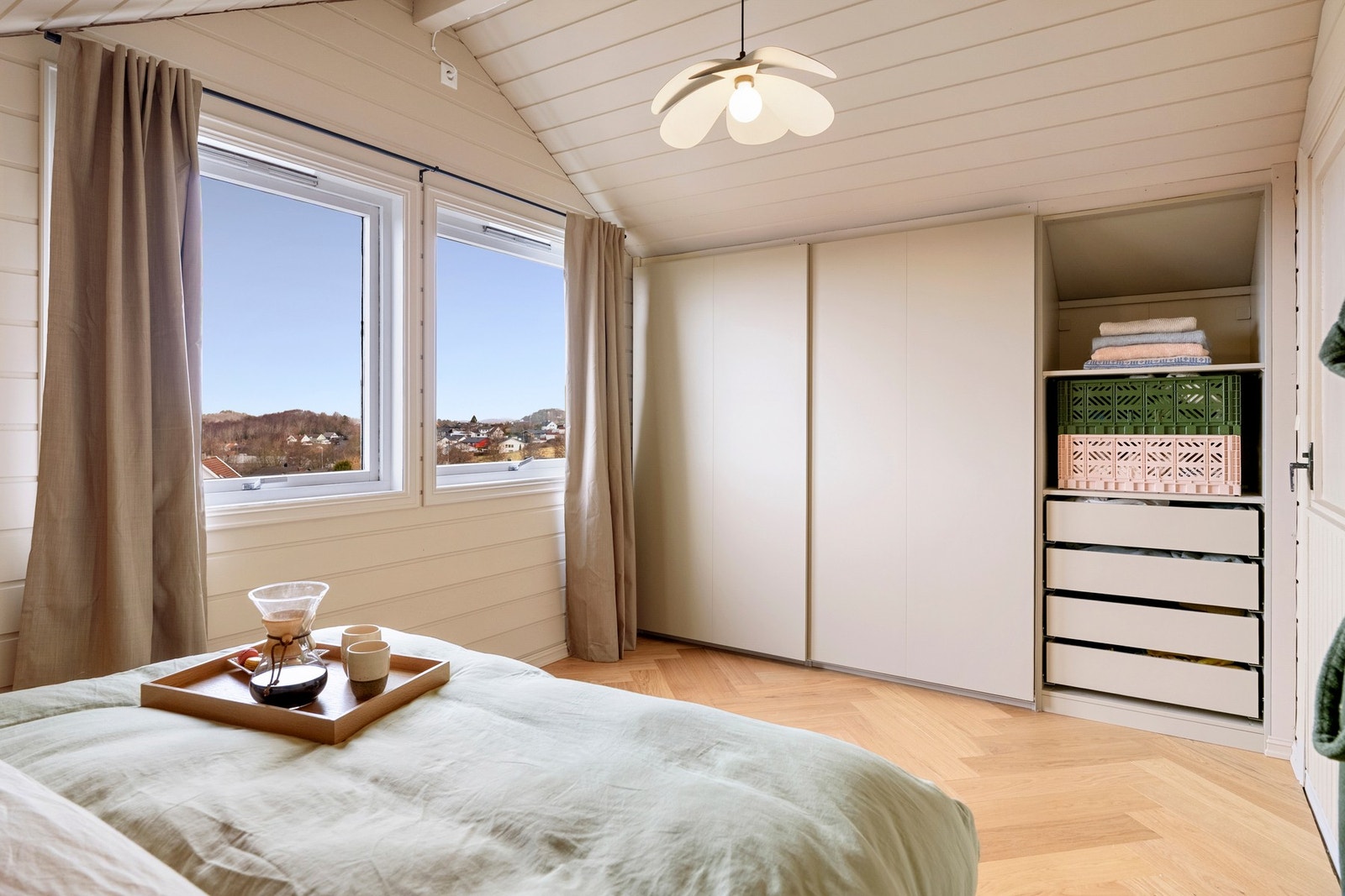 Hovedsoverommet er romslig med god plass til dobbeltseng og stor garderobe. Galleribilde