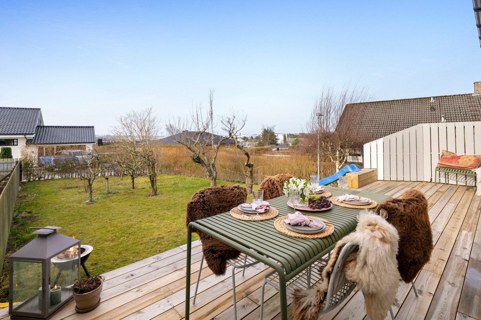 Hagen er pent opparbeidet med frukttrær, bærbusker og grønne soner, og byr på fine lekemuligheter for barna. Galleribilde