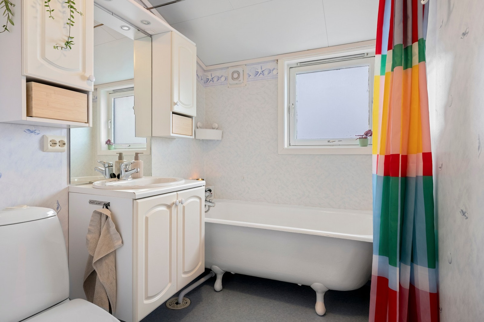 Badet i 2. etasje har våtromstapet/belegg på veggene, himlingsplater i taket og vinylbelegg på gulvet. Galleribilde