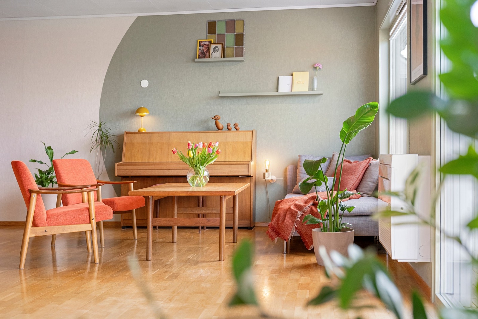 Store vindusflater slipper inn rikelig med naturlig lys og skaper en lys og innbydende atmosfære. Galleribilde