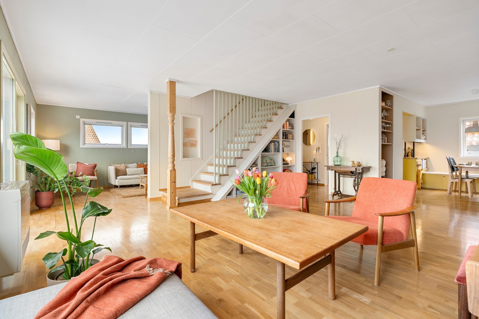 Stuen byr på fleksible møbleringsmuligheter og soner, med naturlig plass til både spiseområde, TV-krok og en hyggelig sittegruppe. Galleribilde