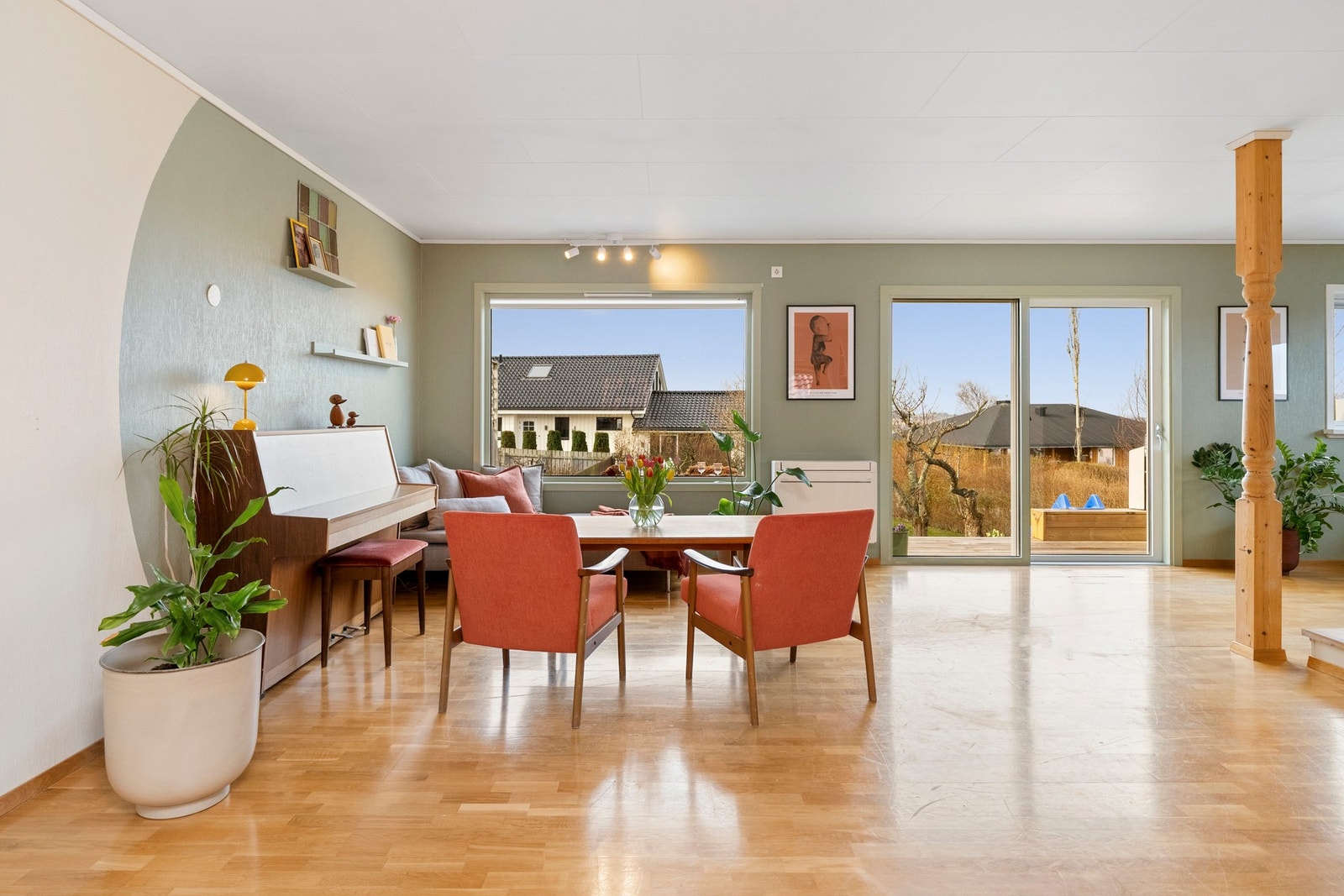 Fra stuen er det direkte utgang til en solrik og velstelt hage - en ettertraktet kvalitet som virkelig gir en sømløs overgang mellom inne- og uteliv. Galleribilde