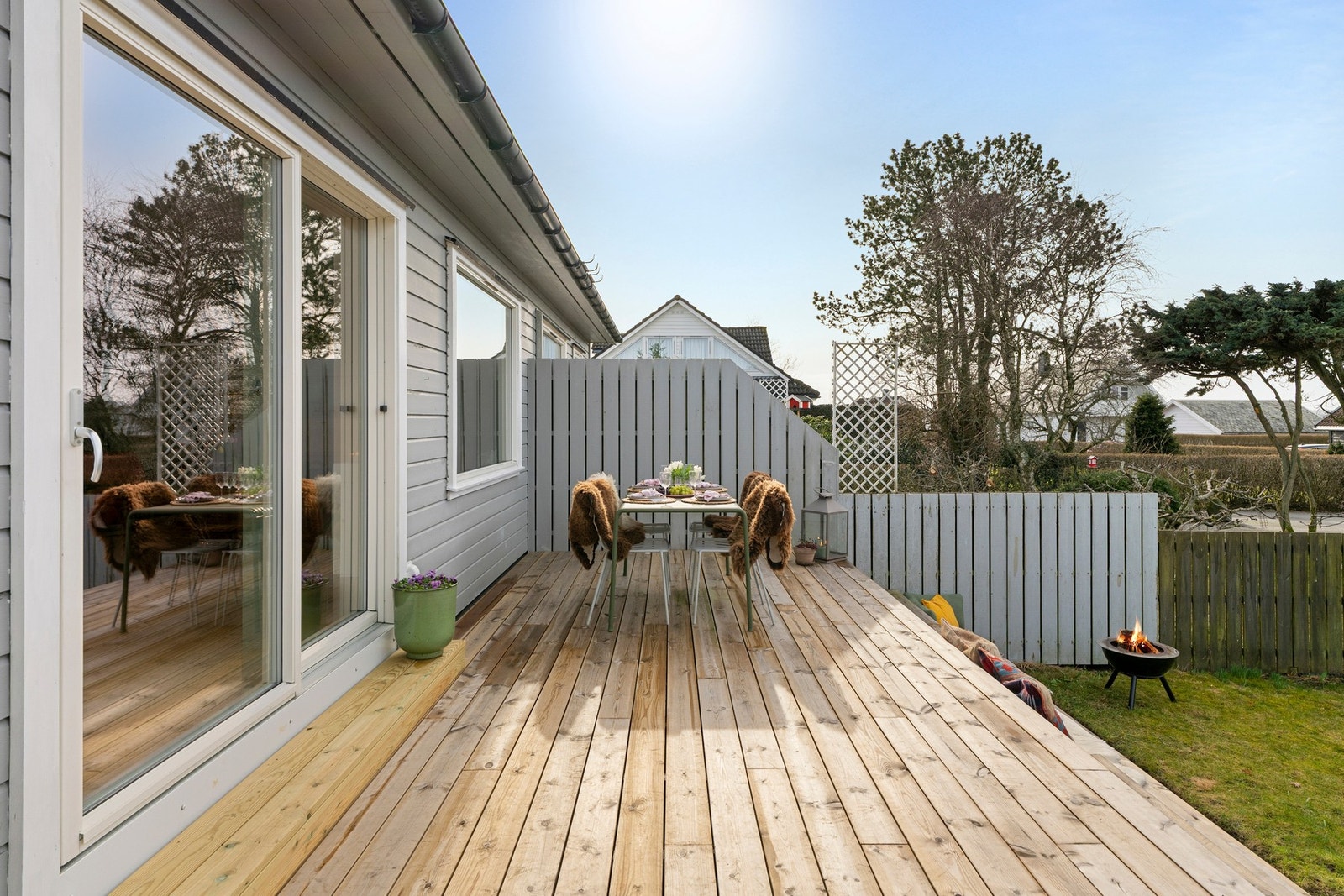En nydelig terrasse og hage som inviterer til lange, stemningsfulle sommerkvelder. Galleribilde