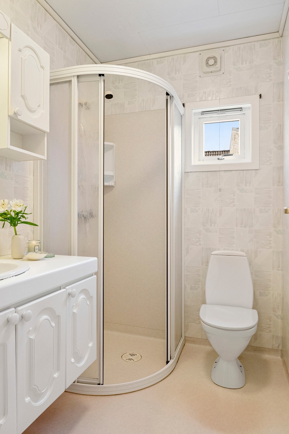 Badet i 1. etasje har en eldre standard med våtromstapet/belegg på veggene og vinylbelegg på gulvet. Gulvet har elektriske varmekabler. Galleribilde