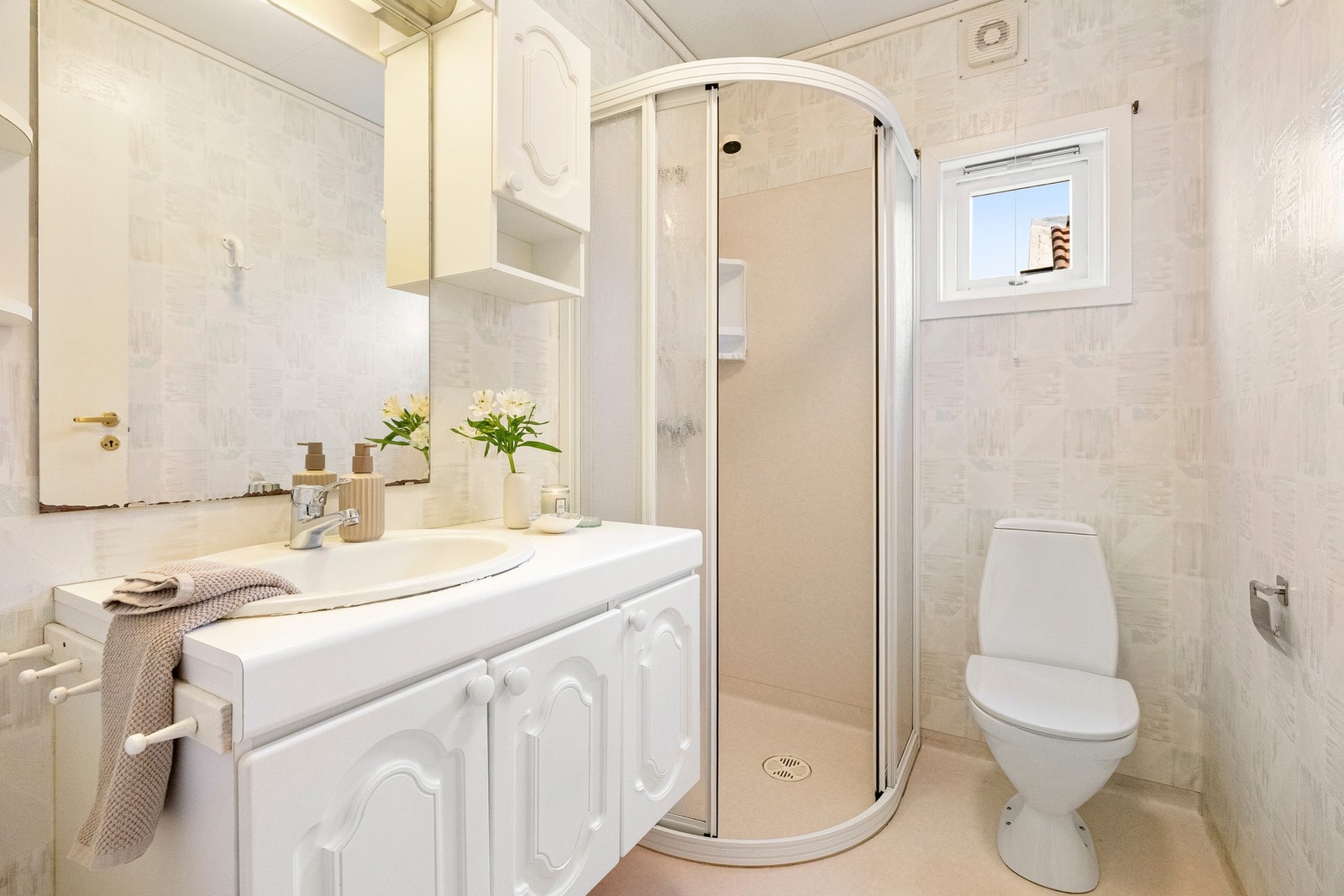 Rommet inneholder innredning med nedfelt servant, toalett og dusjvegger/hjørne. Galleribilde